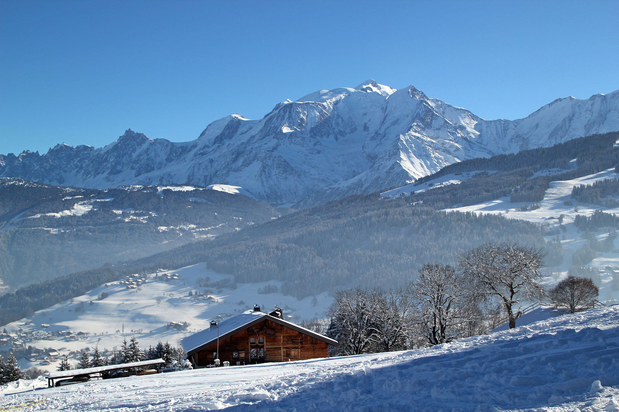 Canon EOS 550D (EOS Rebel T2i / EOS Kiss X4) + Canon 18-270mm sample photo. Mont-blanc photography