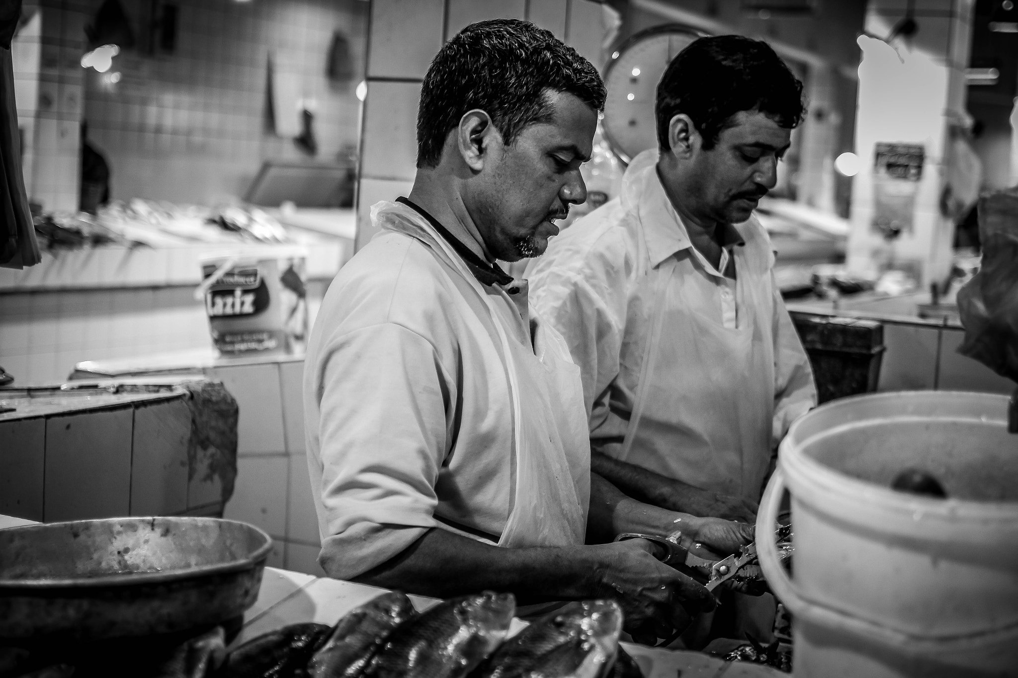 Canon EOS 600D (Rebel EOS T3i / EOS Kiss X5) + Canon EF 35mm F2 sample photo. Fish vendor photography