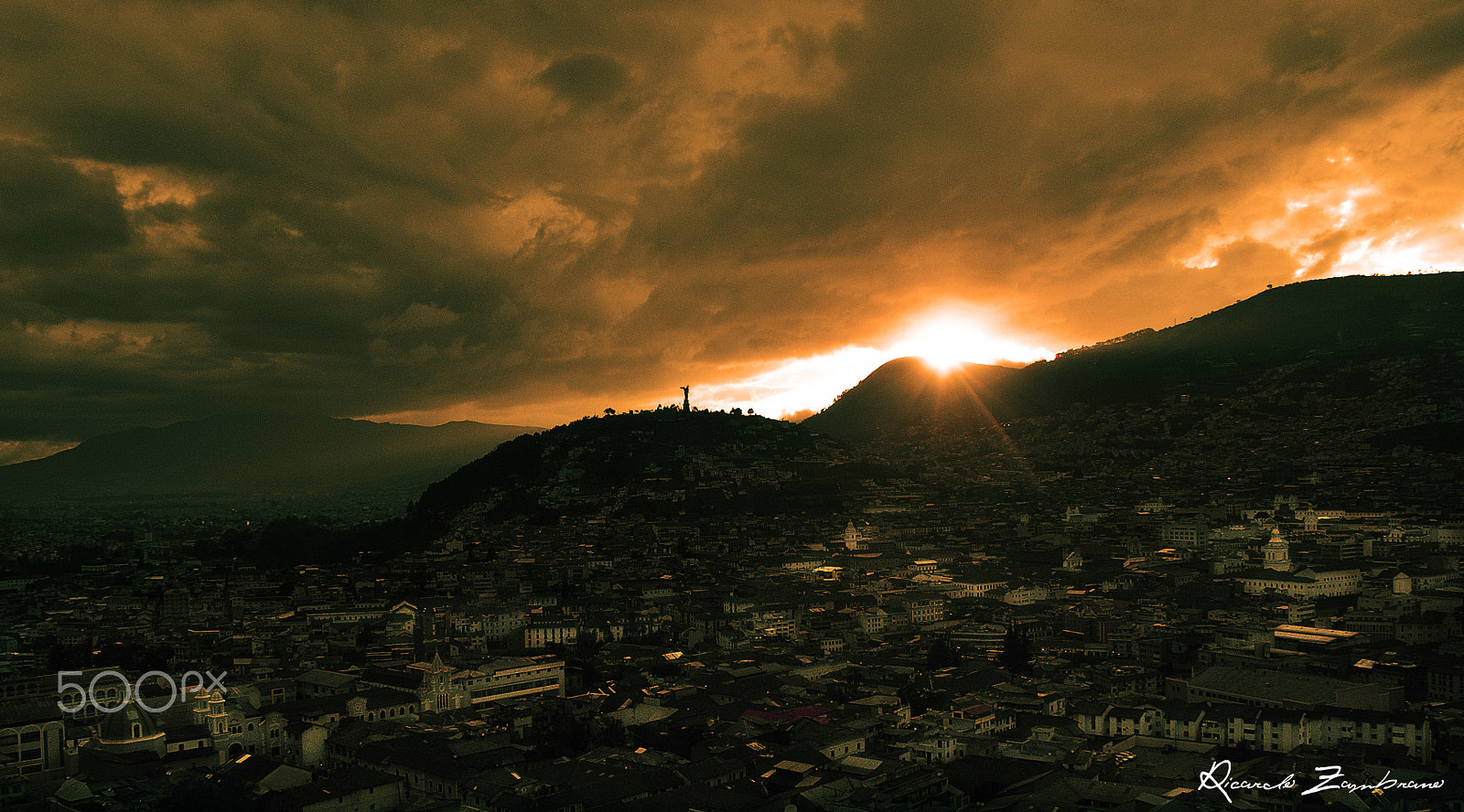 Nikon D300 + Tamron AF 18-200mm F3.5-6.3 XR Di II LD Aspherical (IF) Macro sample photo. Quito sunset photography