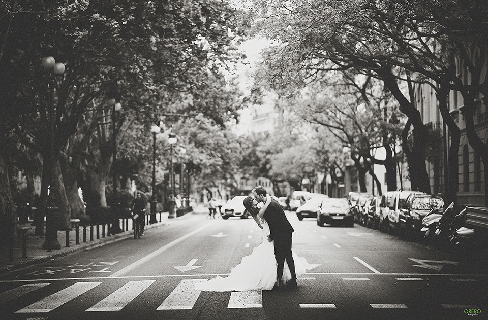 Nikon Df + Nikon AF-S Nikkor 85mm F1.4G sample photo. Beso de boda en valencia photography