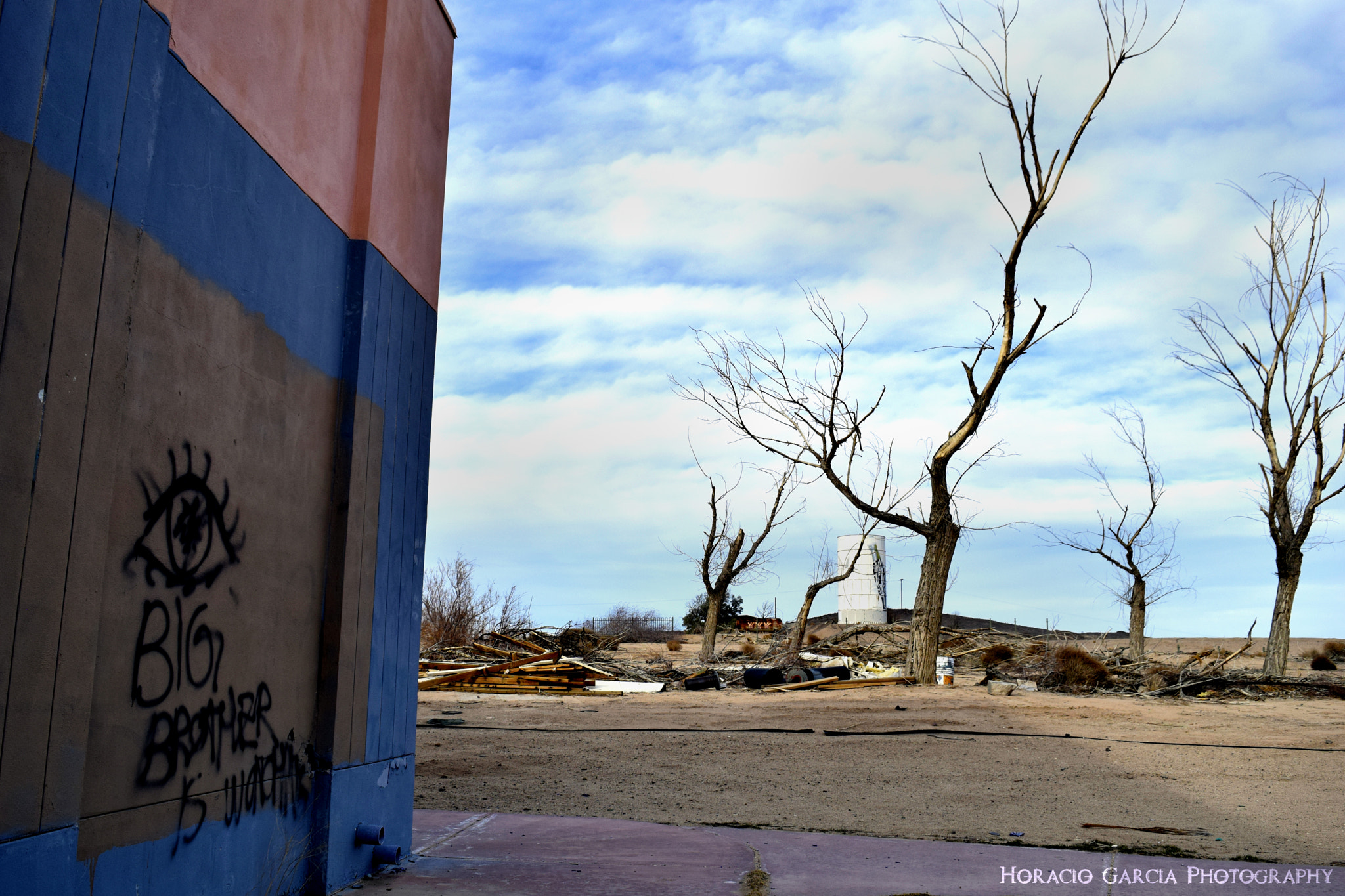 Nikon AF-S Nikkor 18-35mm F3.5-4.5G ED sample photo. Always watching photography