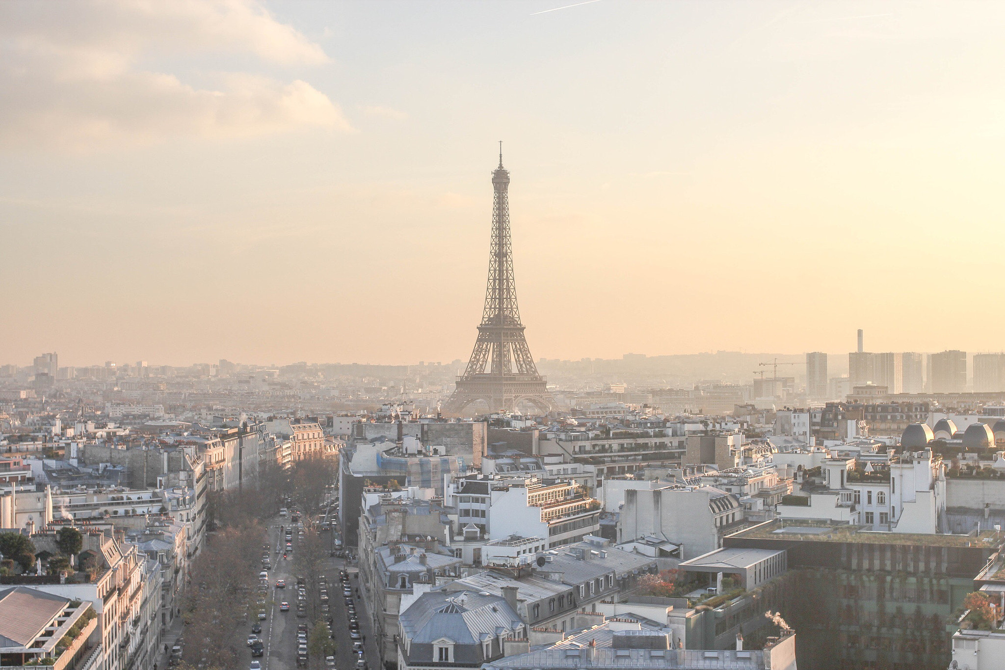 Canon EOS 600D (Rebel EOS T3i / EOS Kiss X5) + Canon EF 35mm F2 IS USM sample photo. Parisian sunset photography