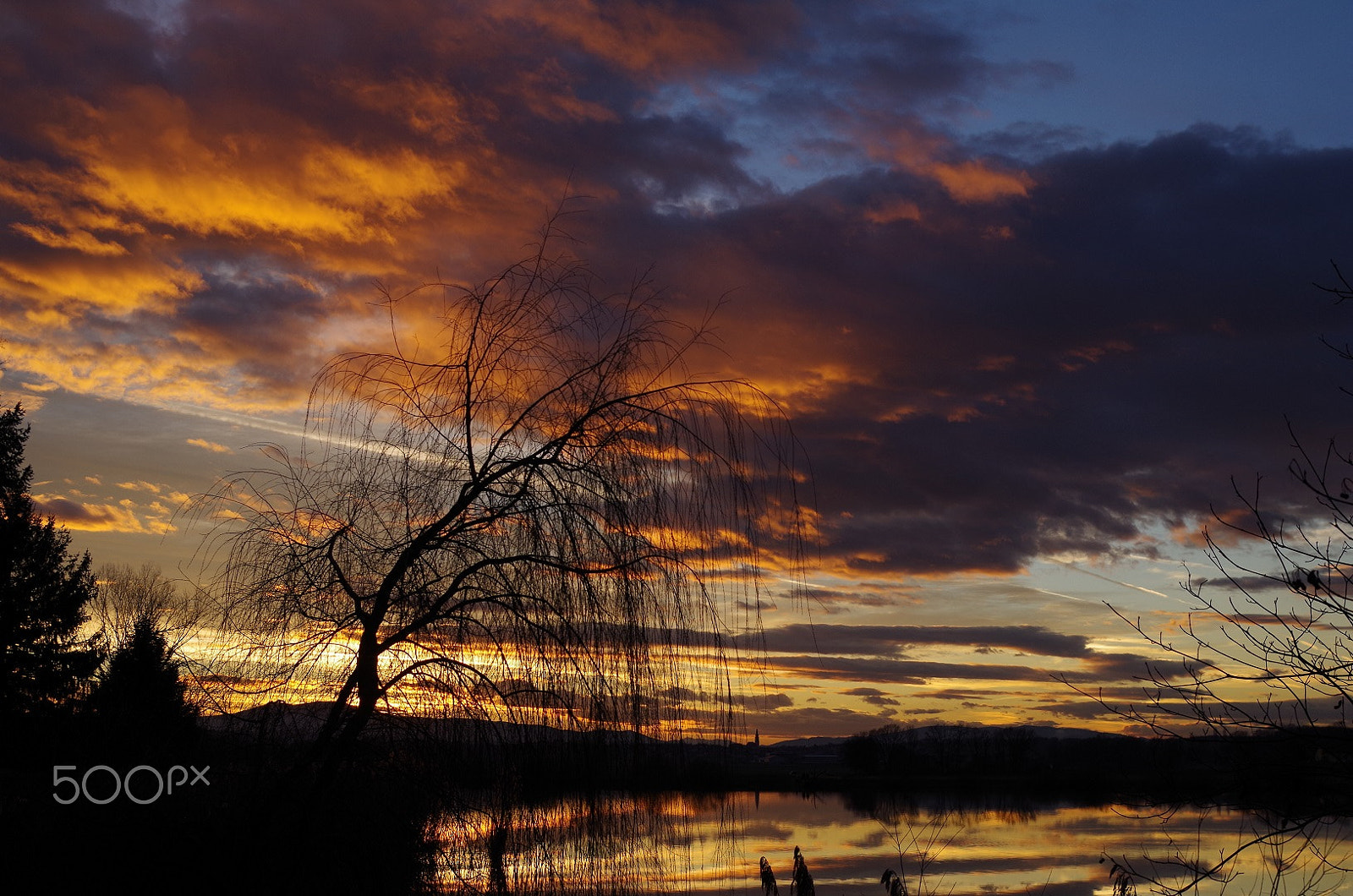 Pentax smc DA 18-55mm F3.5-5.6 AL sample photo. Sunset with tree and lake photography