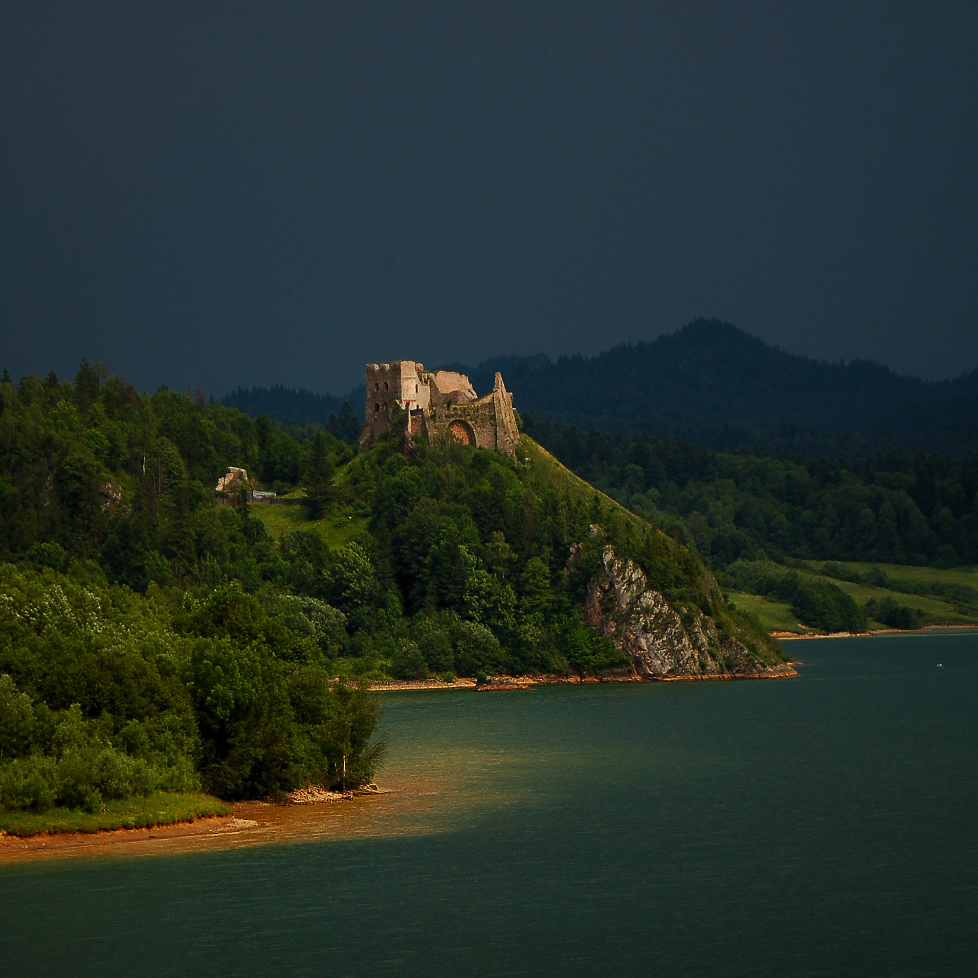 AF Zoom-Nikkor 28-80mm f/3.3-5.6G sample photo. Czorsztyn / before the storm photography