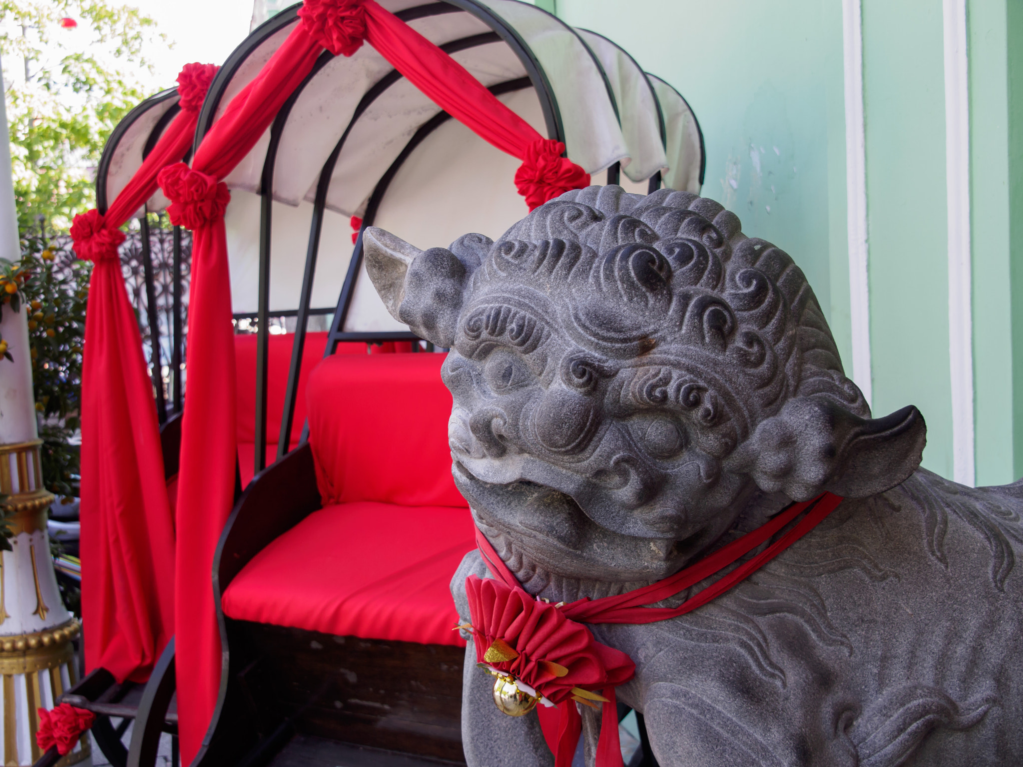 Olympus PEN E-P3 sample photo. Entry lion at peranakan mansion photography
