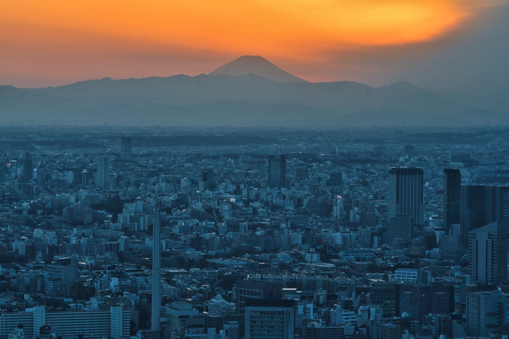Canon EF 135mm F2L USM sample photo.  富士山下的城市・东京  photography