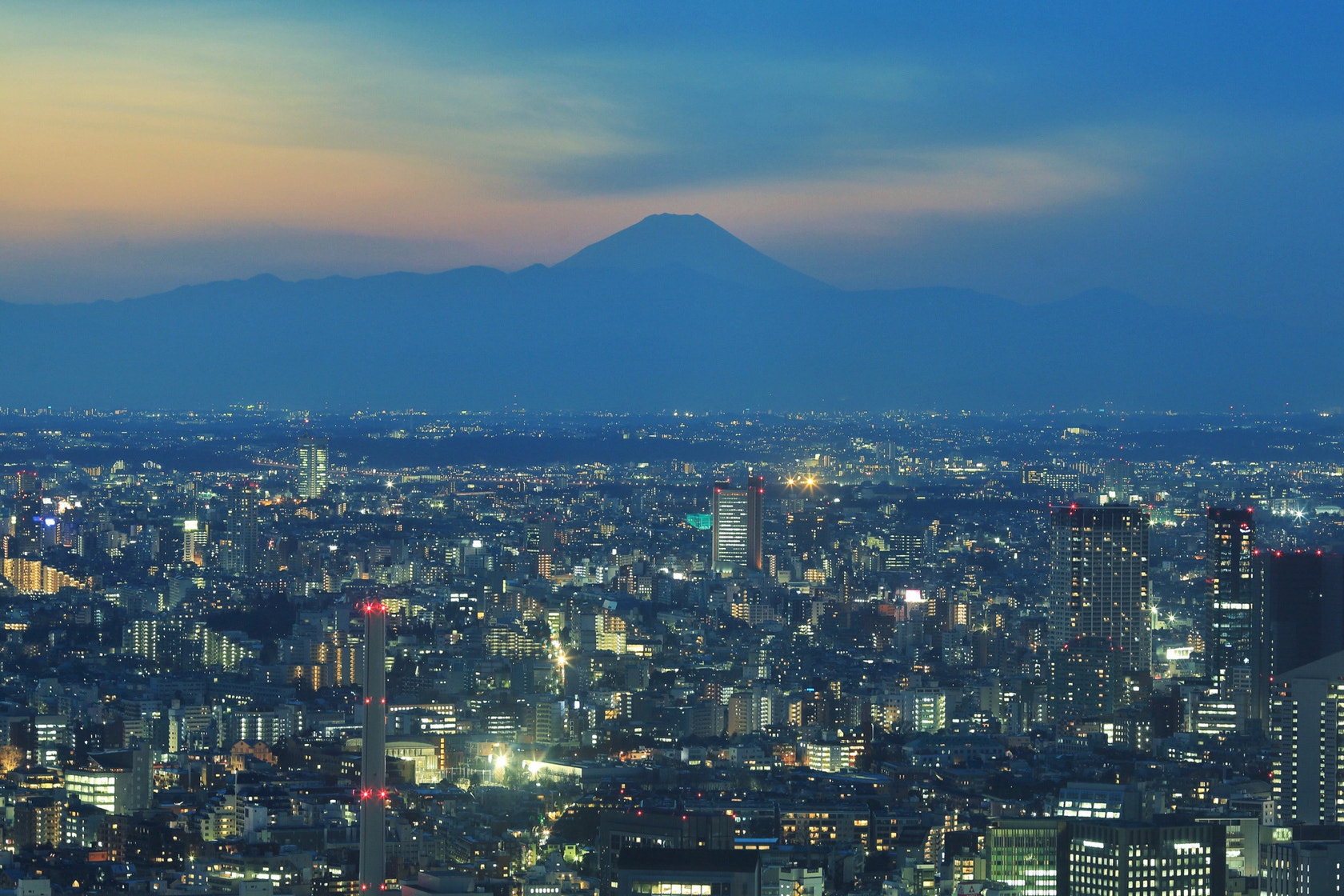 Canon EF 135mm F2L USM sample photo.  富士山下的城市。日本，东京。2016年2月。  photography