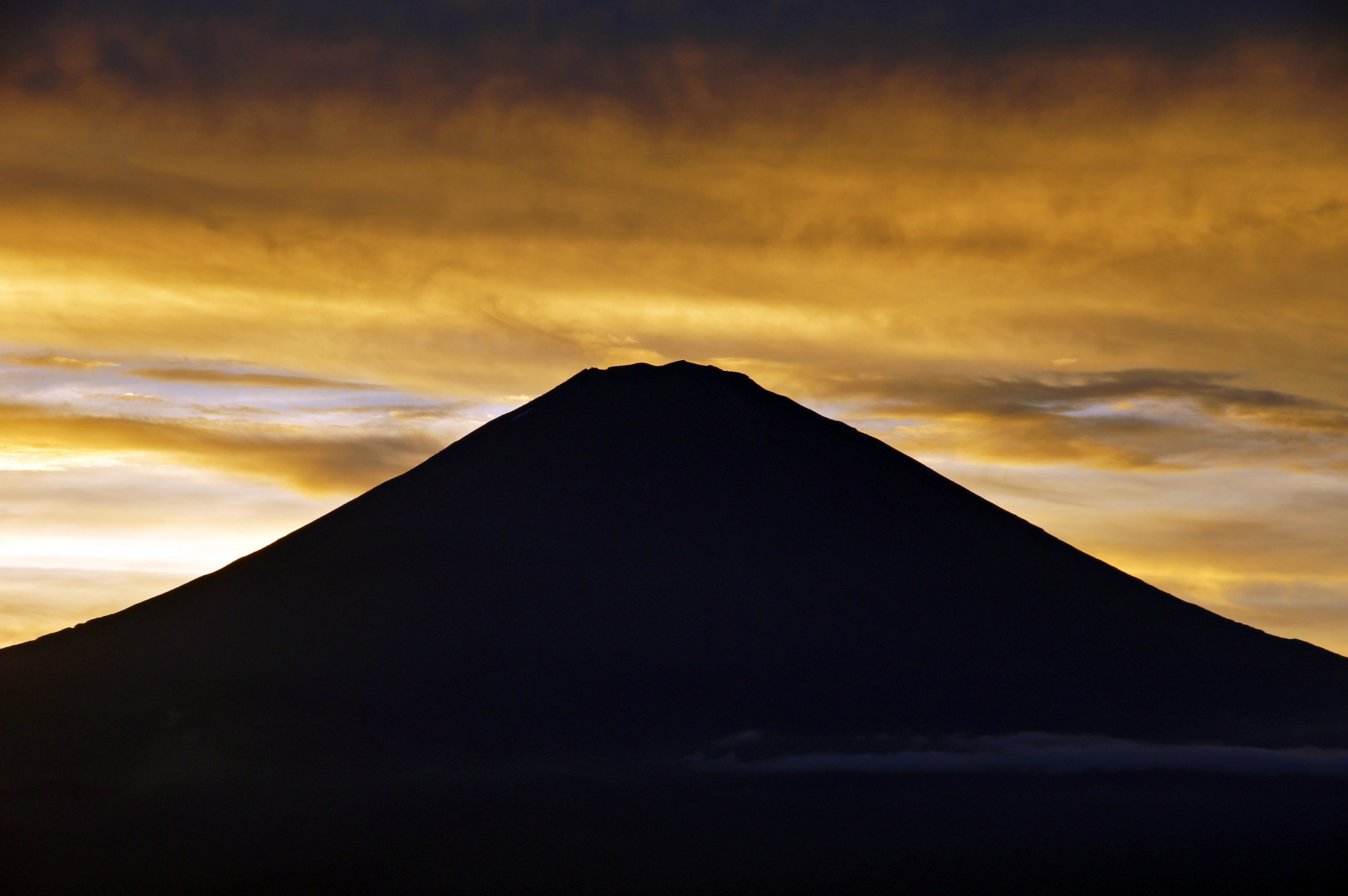 Sony SLT-A55 (SLT-A55V) + Sigma 18-200mm F3.5-6.3 DC sample photo. Silhouette of mt.fuji photography