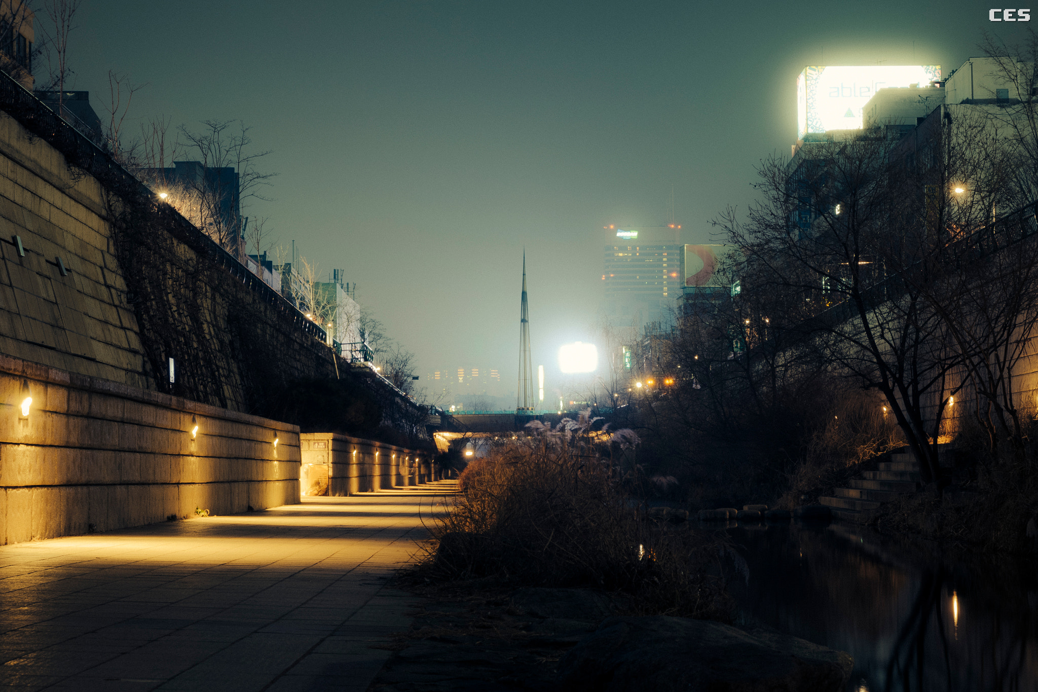 Fujifilm X-A2 + Fujifilm XF 18-55mm F2.8-4 R LM OIS sample photo. Foggy cheonggye-cheon photography