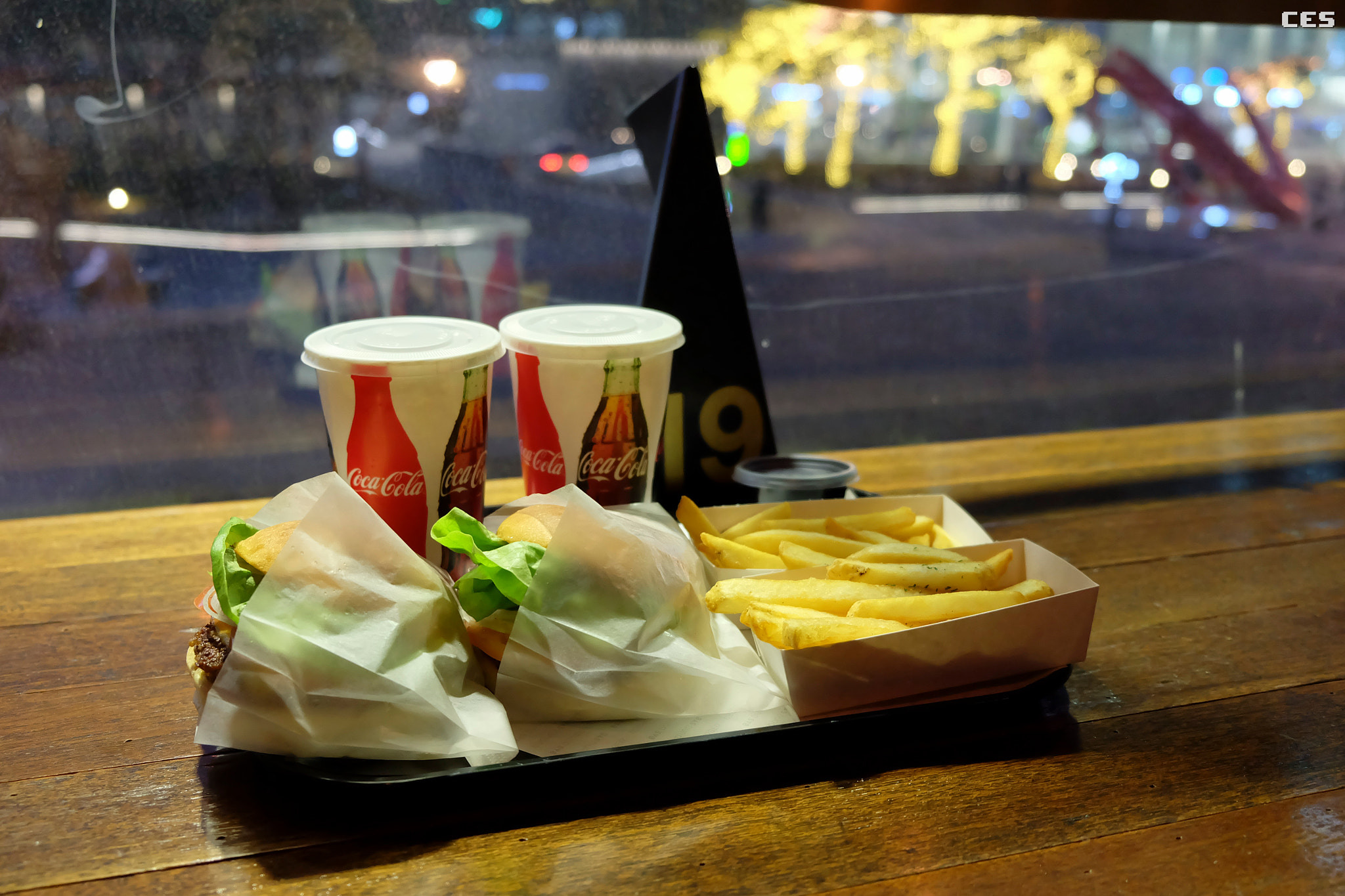 Fujifilm X-A2 + Fujifilm XF 18-55mm F2.8-4 R LM OIS sample photo. Cheap hamburgers photography