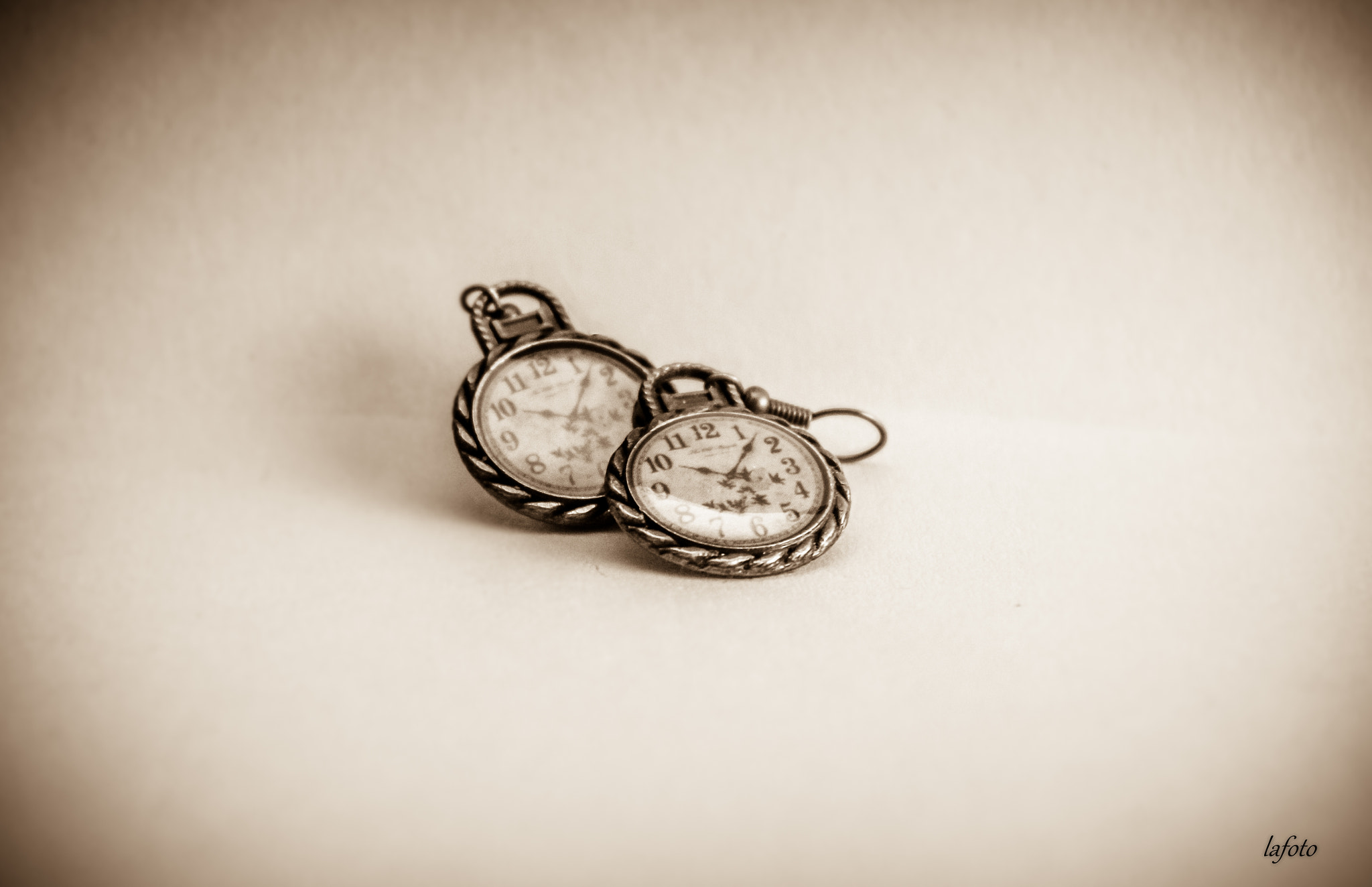 Canon EF-S 18-55mm F3.5-5.6 III sample photo. Montre bijoux photography