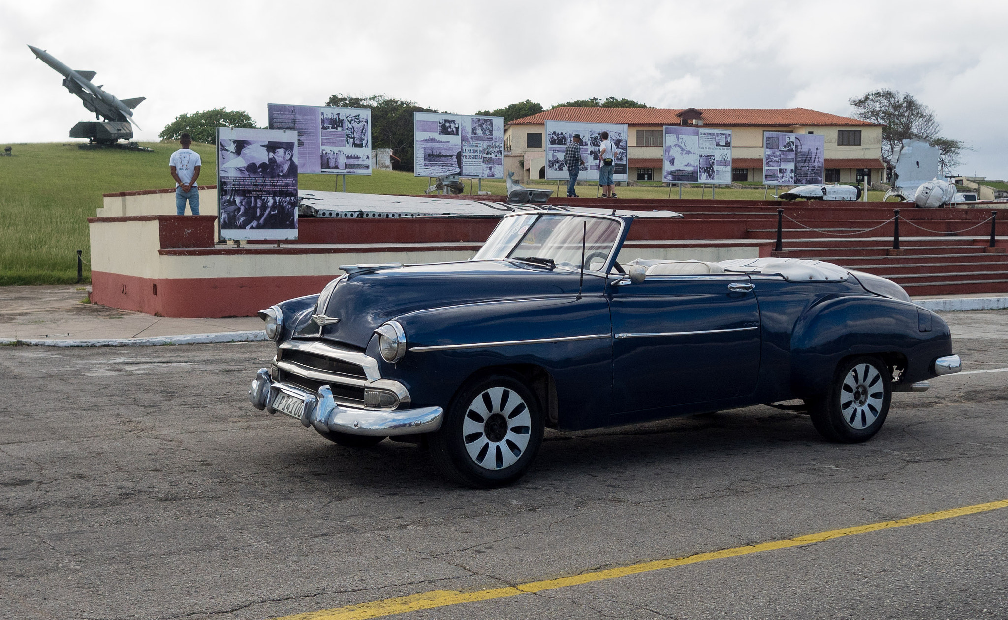 OLYMPUS M.12mm F2.0 Ltd Blk sample photo. Classic car on street in cuba photography