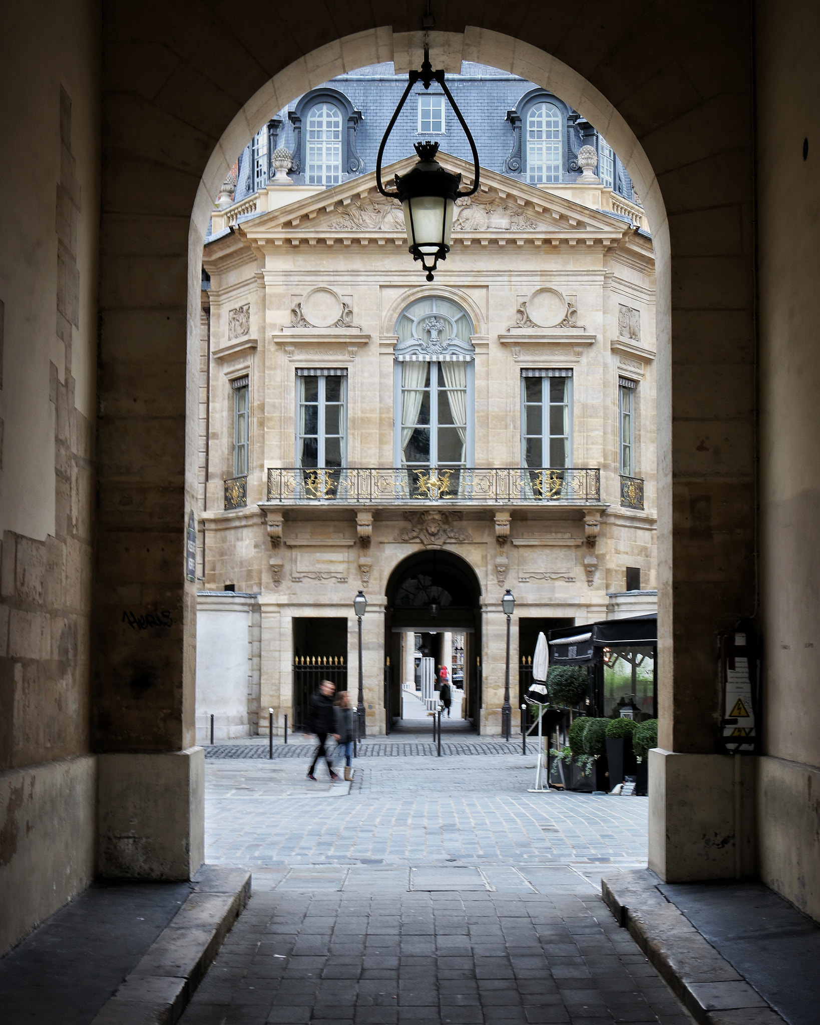 Canon EOS 70D + Canon EF 35mm F2 IS USM sample photo. Rue montesquieu (paris, france) photography