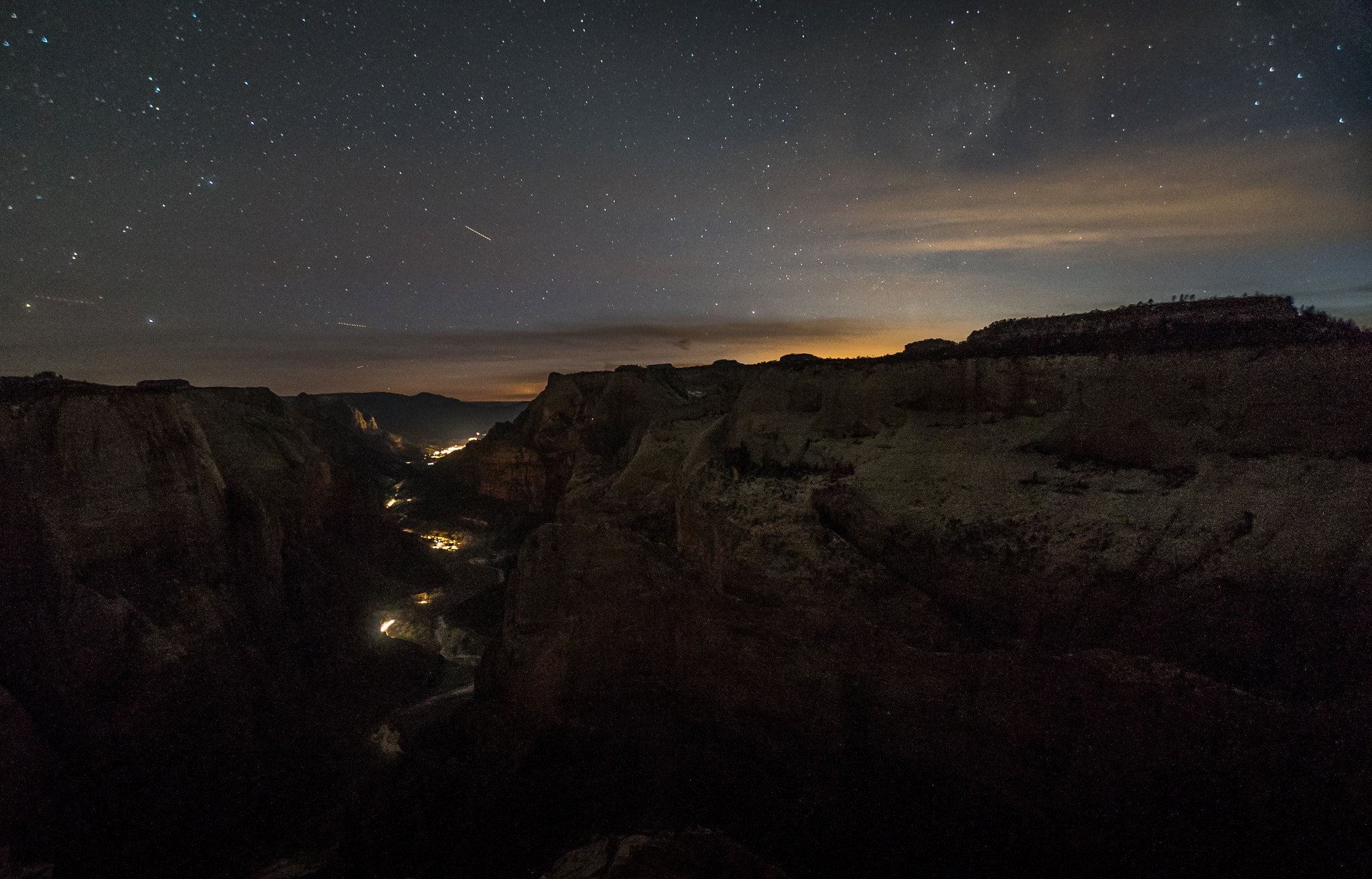 Sony a7S + Sony E 10-18mm F4 OSS sample photo. Golden stream photography