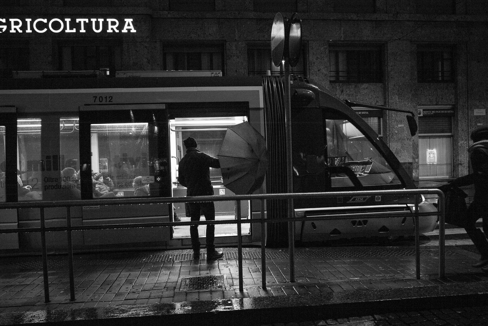 Summicron-M 1:2/28 ASPH. sample photo. Bus stop photography