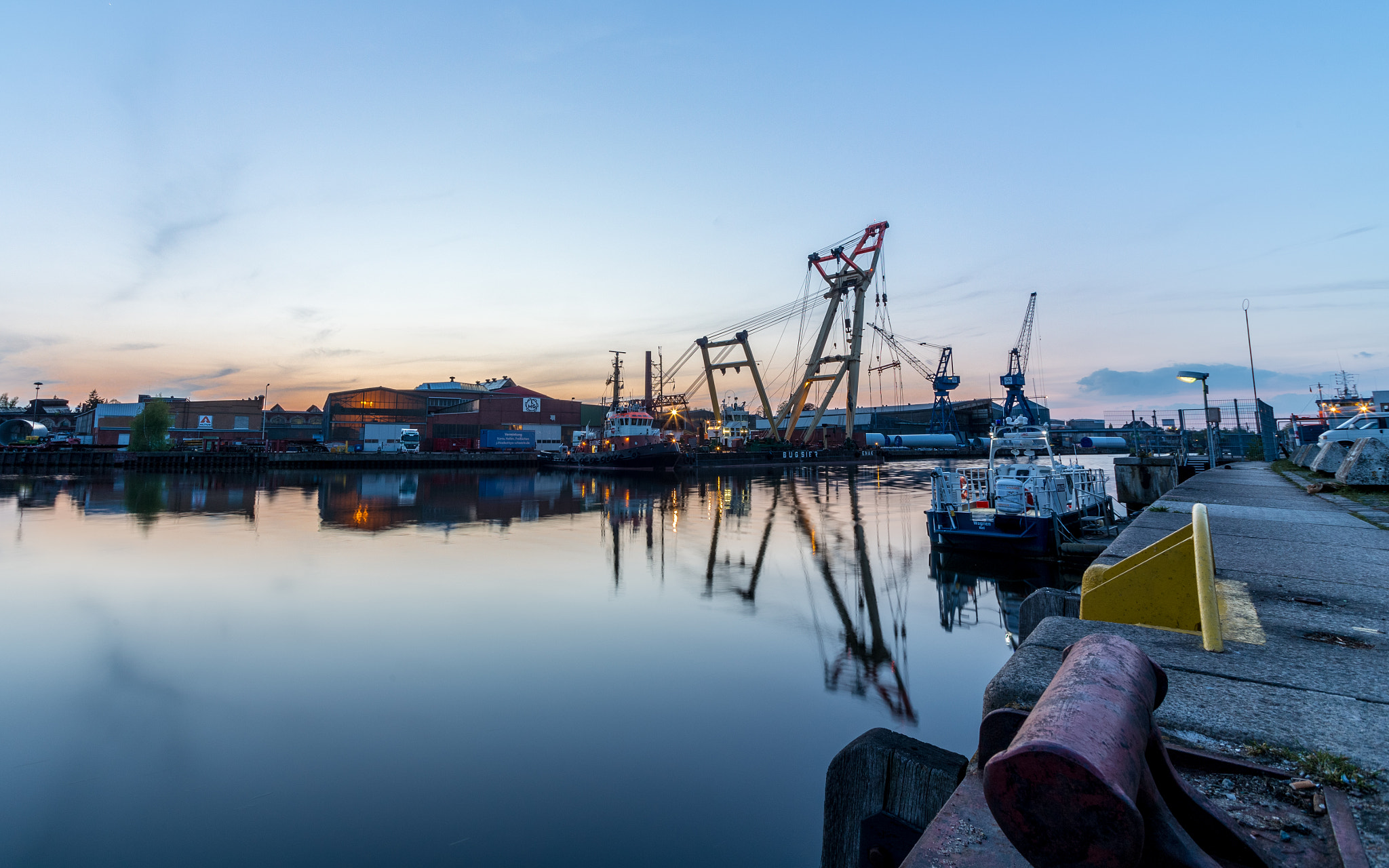 Sigma 15-30mm f/3.5-4.5 EX DG Aspherical sample photo. Enak the floating crane photography