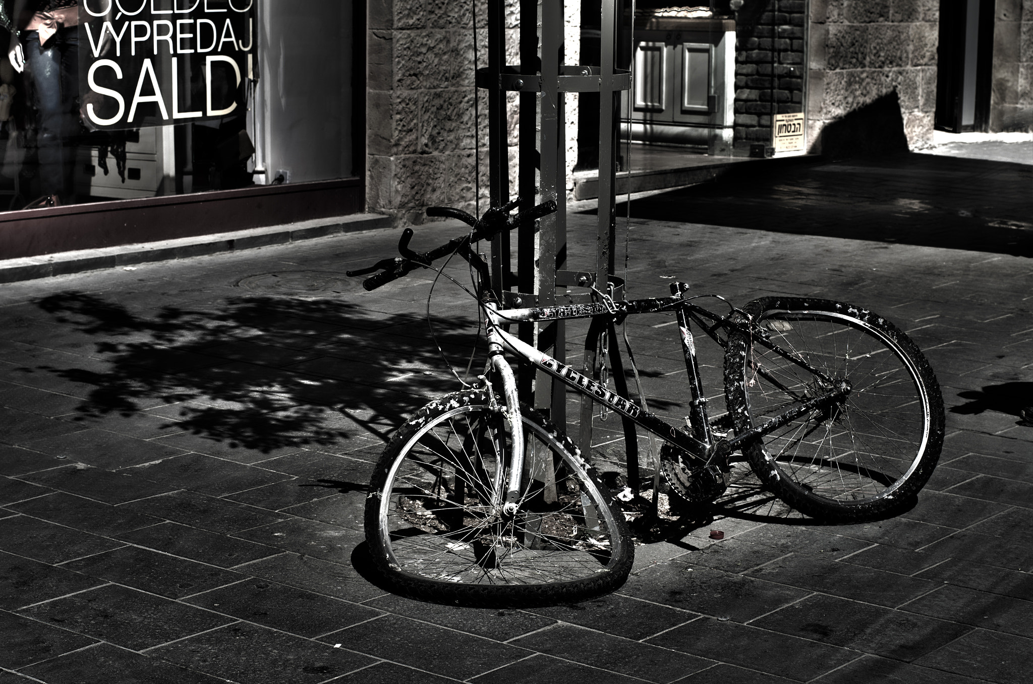 ZEISS Planar T* 50mm F1.4 sample photo. Broken lives photography