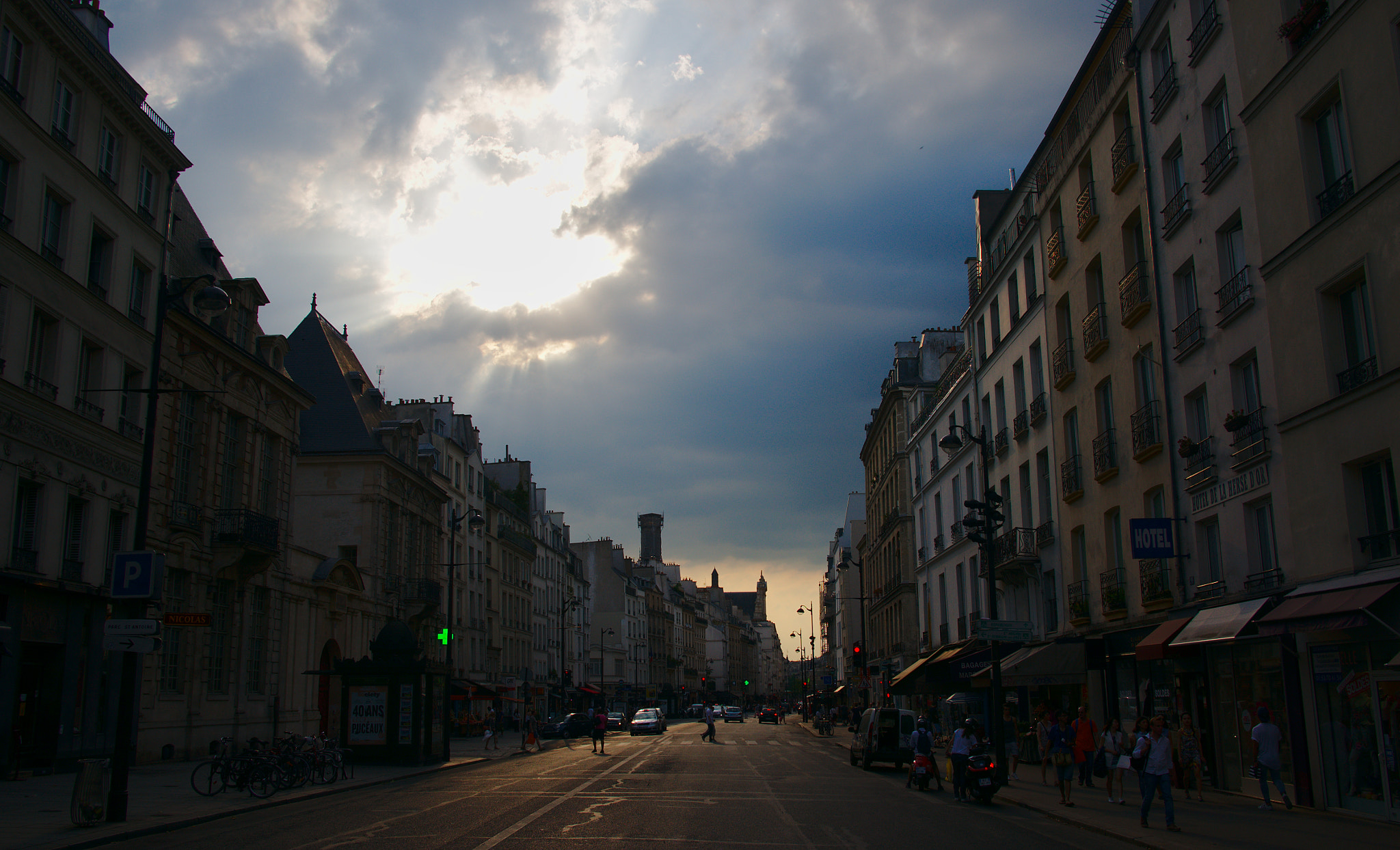 Sony Alpha NEX-5N + Sigma 19mm F2.8 EX DN sample photo. Street of paris photography
