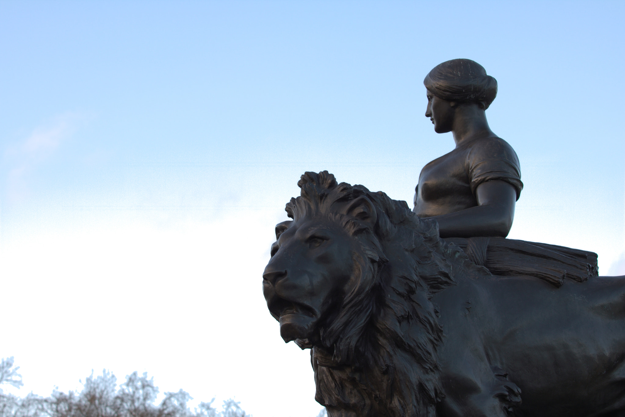 Canon EF 70-200mm F2.8L USM sample photo. Lion statue photography
