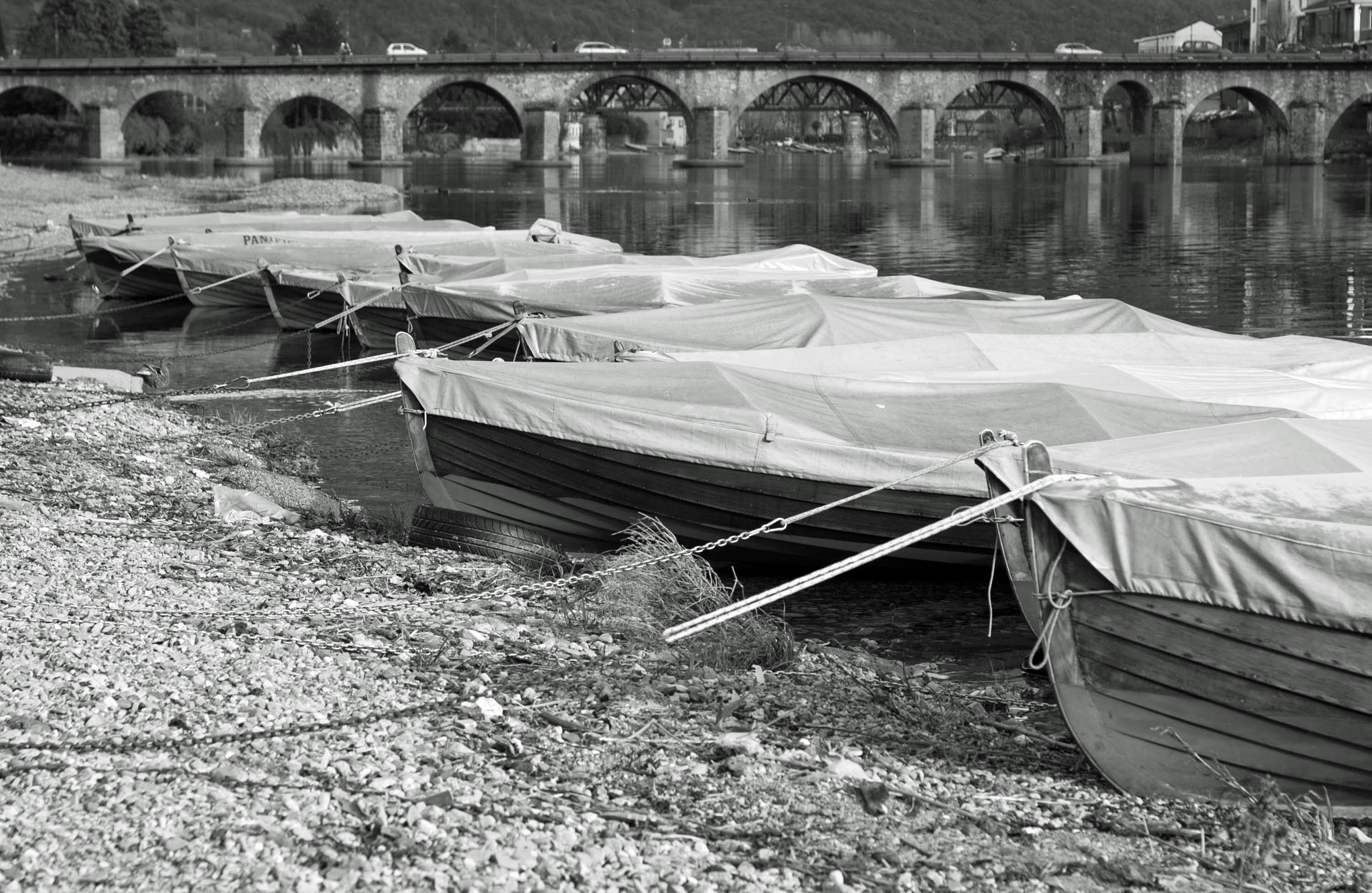 Nikon D70s + Sigma 24-70mm F2.8 EX DG Macro sample photo. Lecco boats on the shore photography