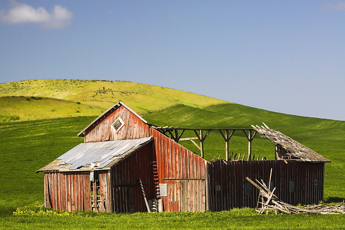 Canon EF 75-300mm f/4-5.6 USM sample photo. Palouse country red barn photography