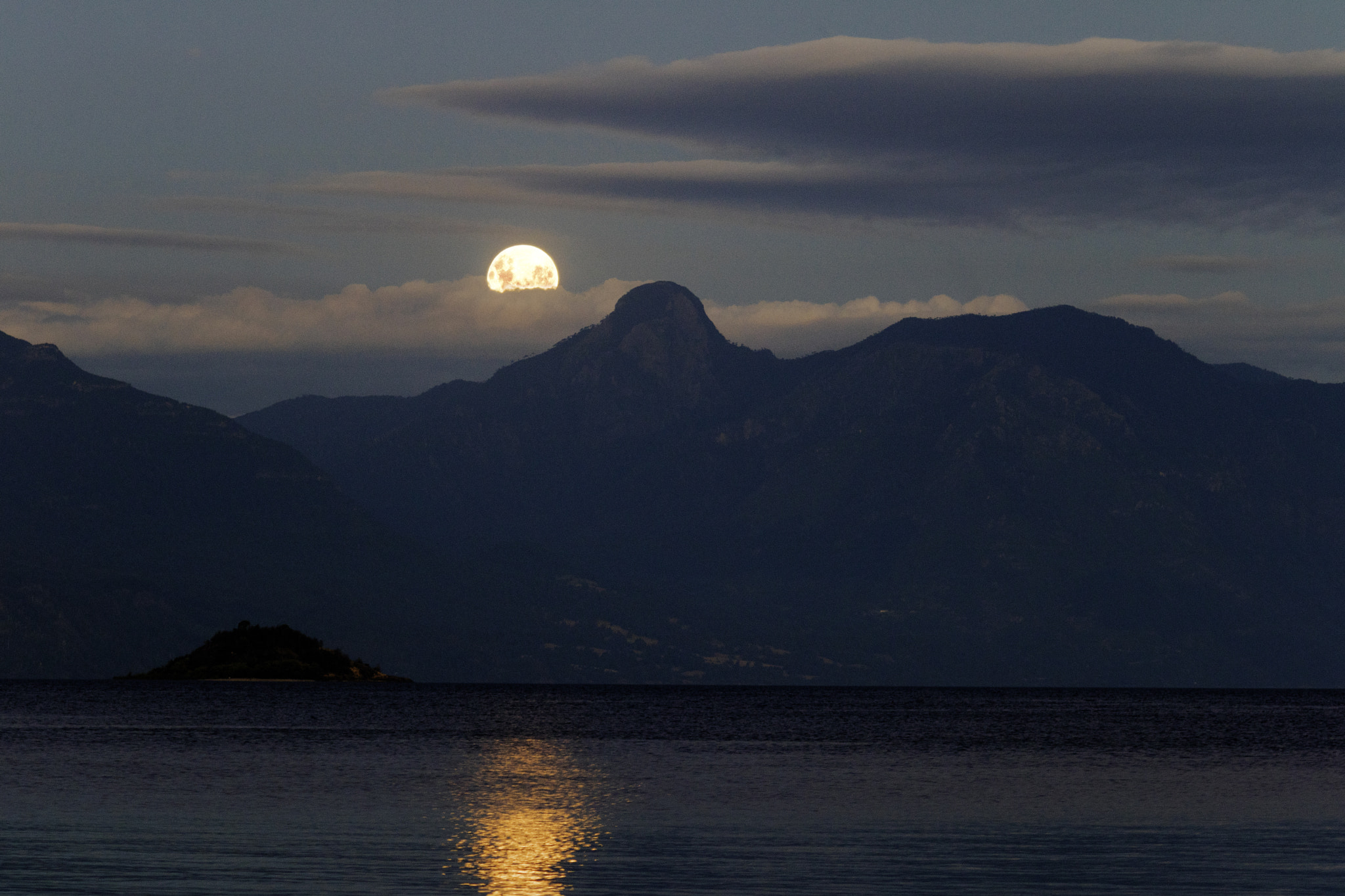 Canon EF 75-300mm F4.0-5.6 IS USM sample photo. Luna de villarrica .jpg photography