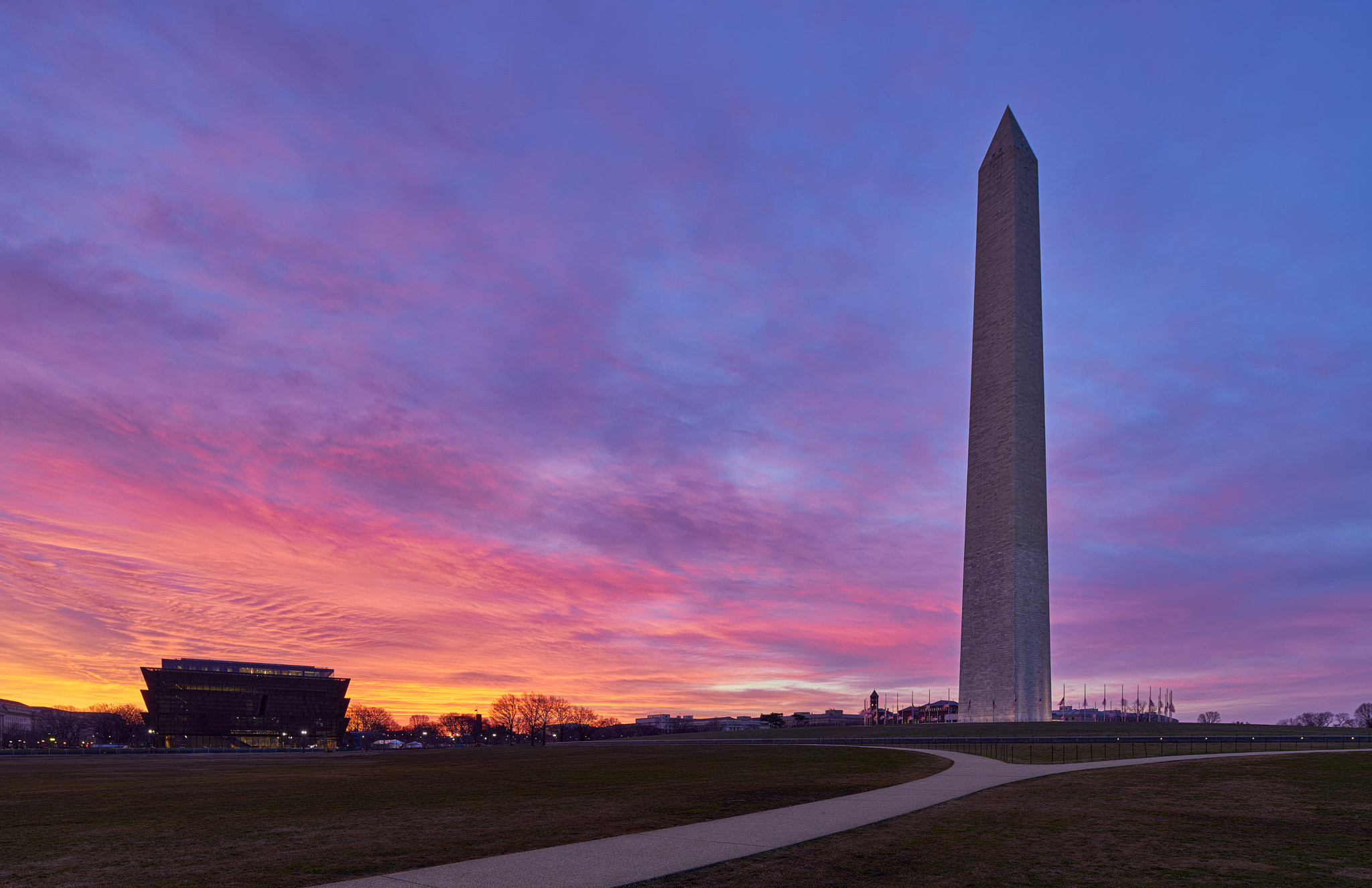 17mm F4 G sample photo. Dawn on the washington monument photography