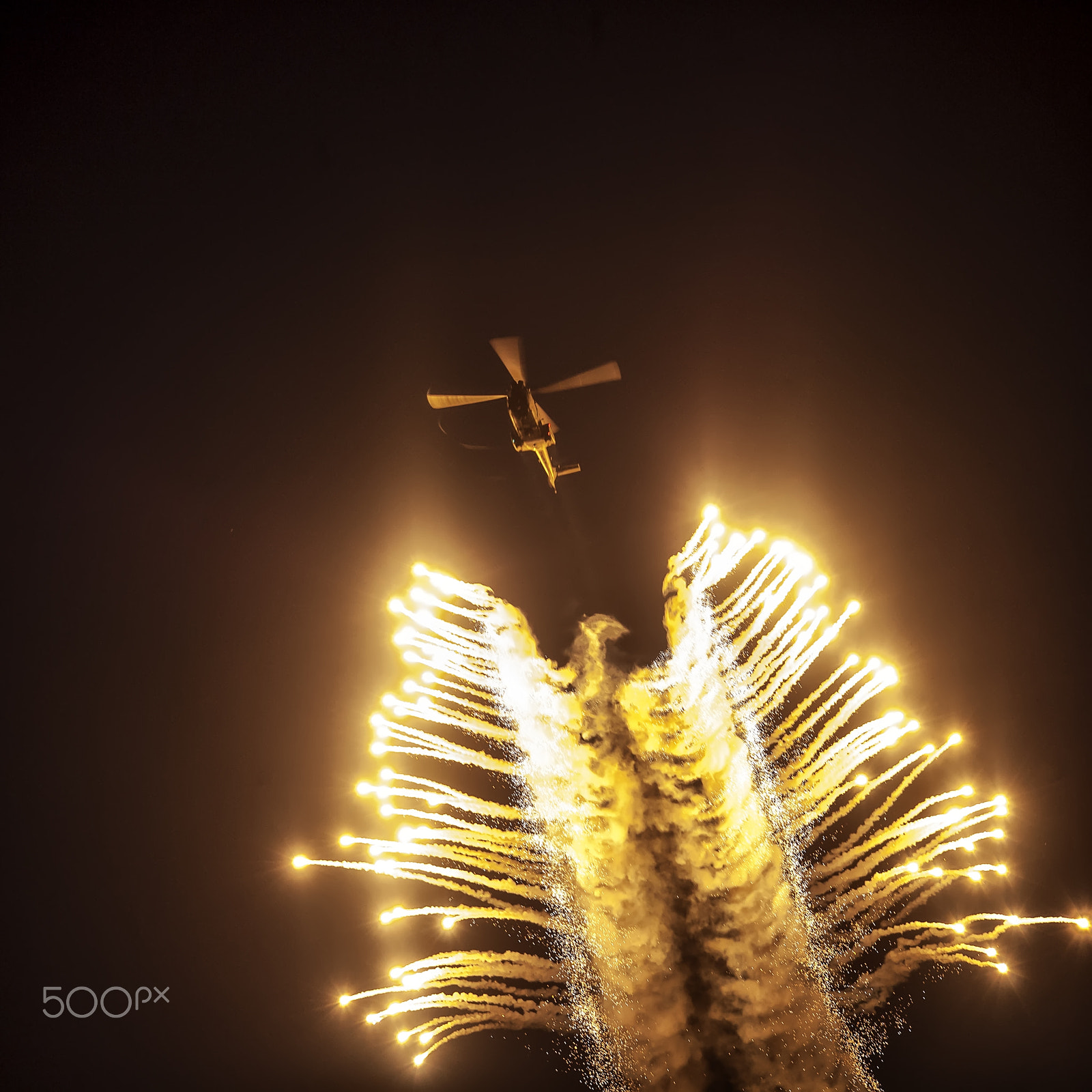 Canon EF 100-300mm f/5.6 sample photo. Oryx releasing flares photography