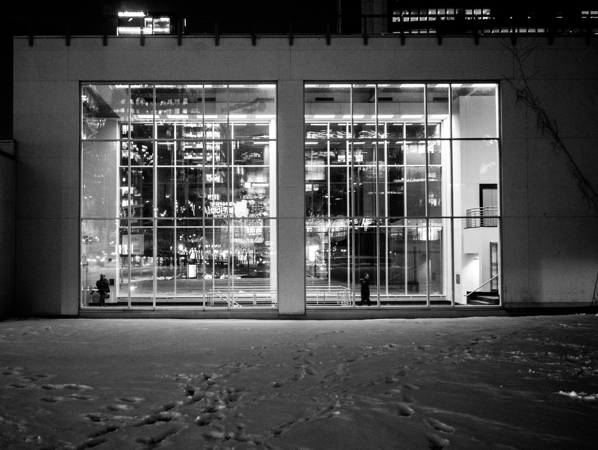 Olympus OM-D E-M5 II + Olympus M.Zuiko Digital 17mm F1.8 sample photo. New in old montreal photography