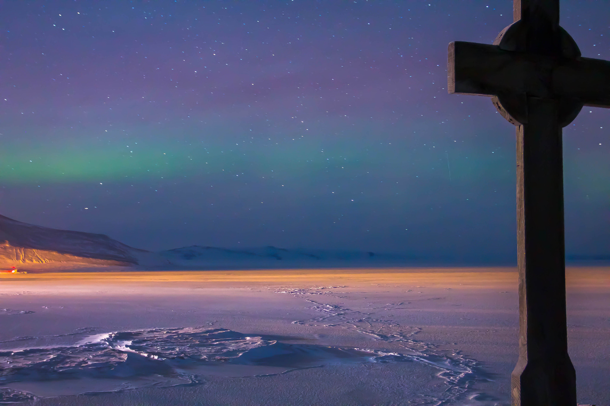 Canon EOS 1100D (EOS Rebel T3 / EOS Kiss X50) + Canon EF 17-40mm F4L USM sample photo. Auroras over antarctica photography