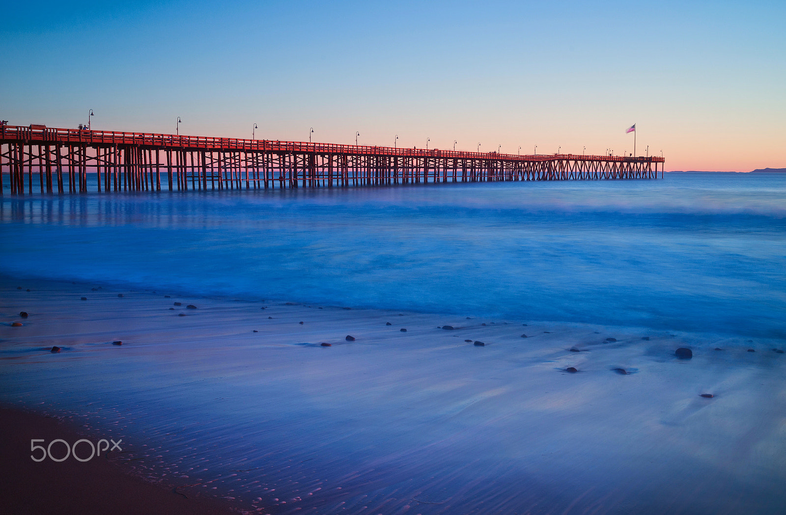 Samyang 35mm F1.4 AS UMC sample photo. The blue hour @ the pier photography