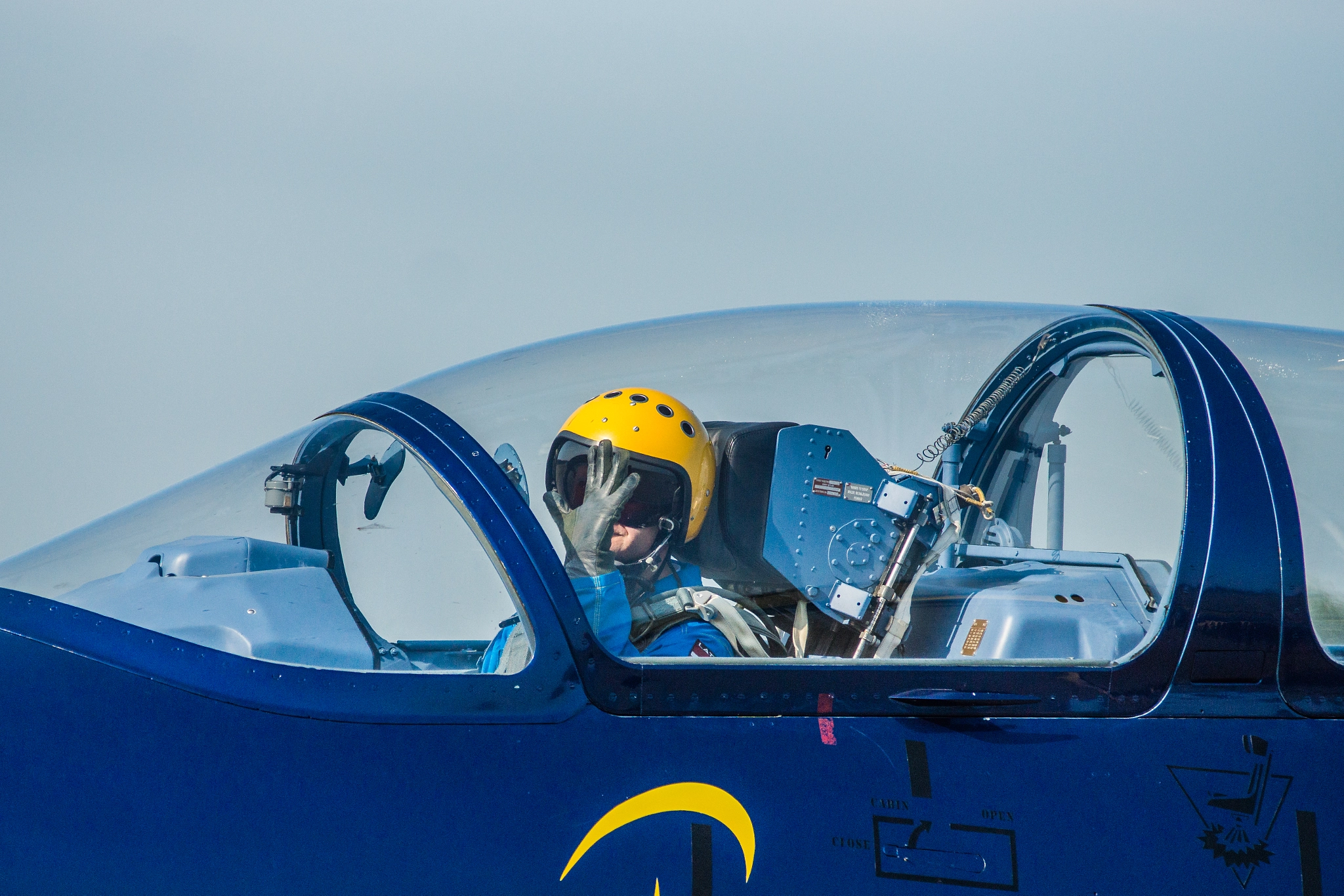 Sigma M-AF 70-200mm F2.8 EX APO sample photo. Greetings from the pilot photography