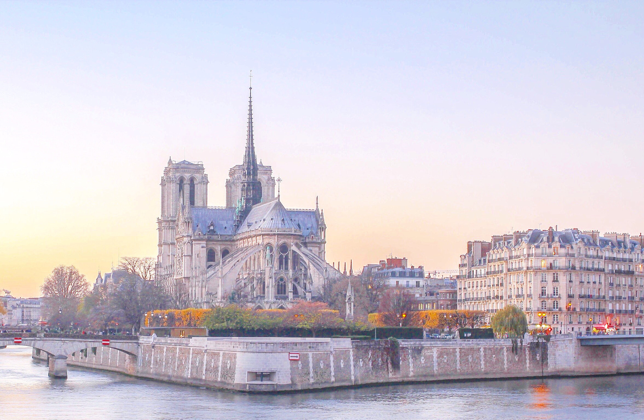 Canon EOS 600D (Rebel EOS T3i / EOS Kiss X5) + Canon EF 35mm F2 IS USM sample photo. Sunset by the notre dame de paris photography