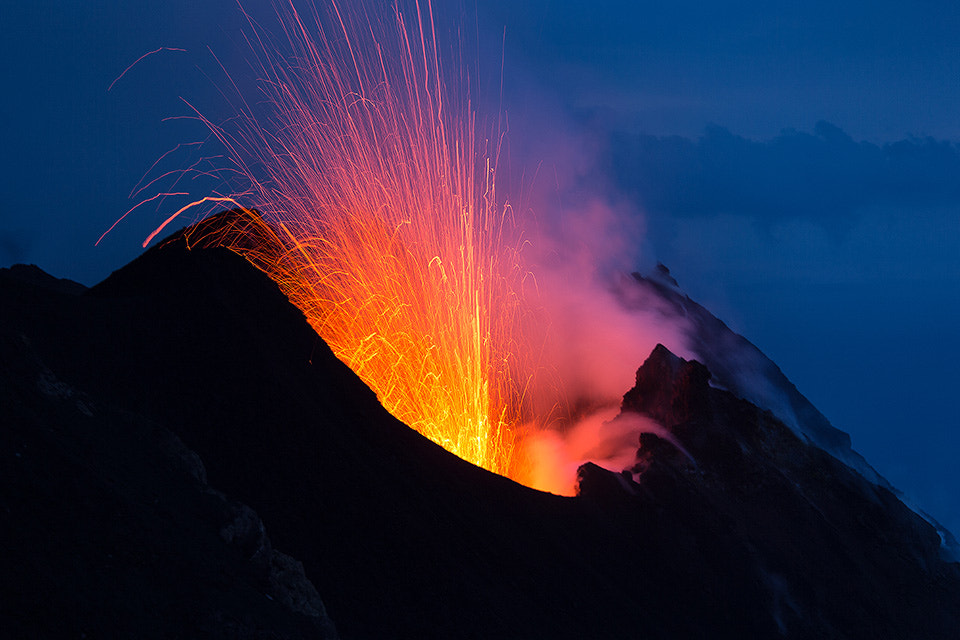 Canon EF 70-200mm F4L IS USM sample photo. Stromboli eruption photography