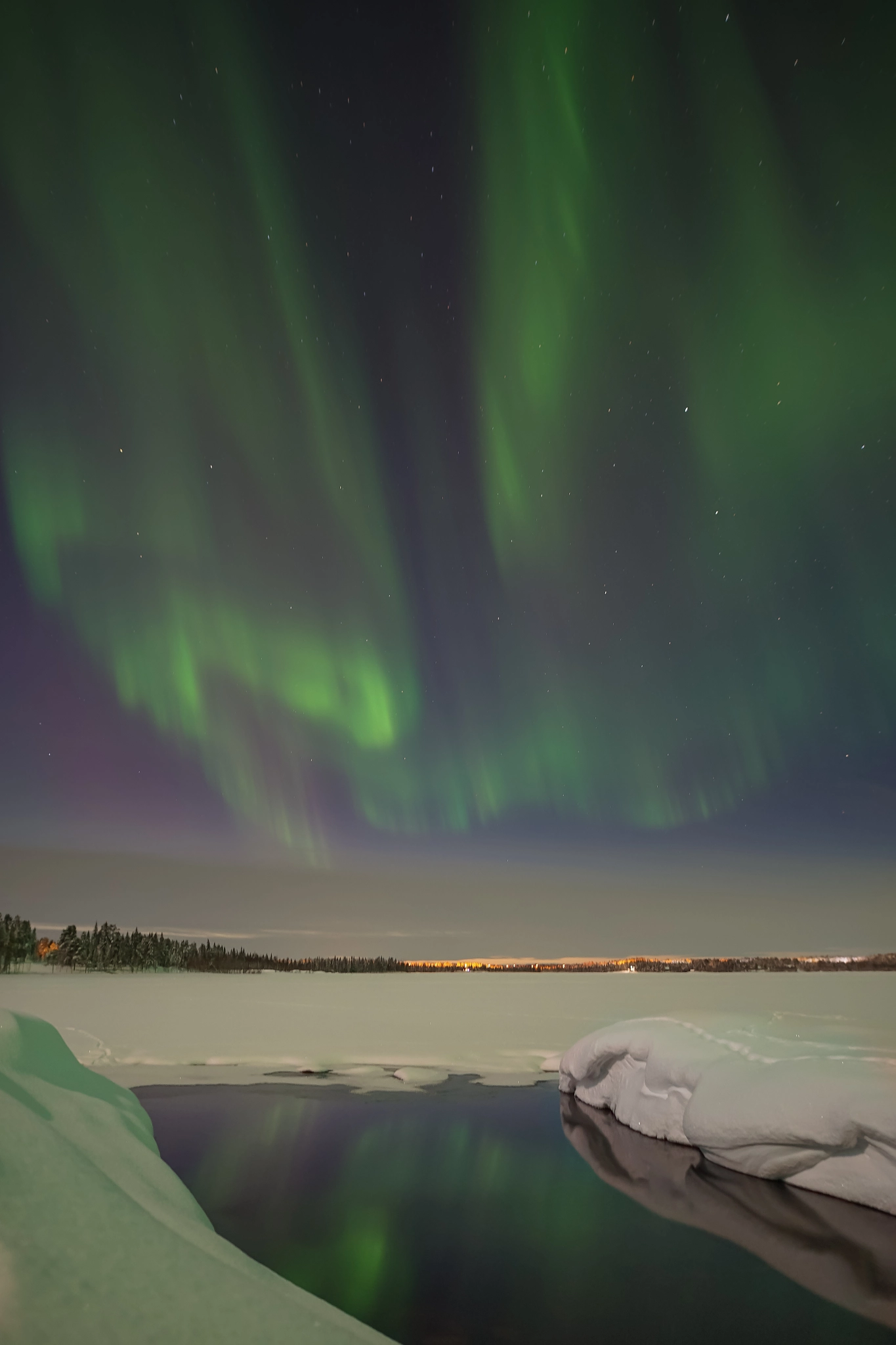 20mm F1.4 sample photo. Aurora borealis @ lake levi photography