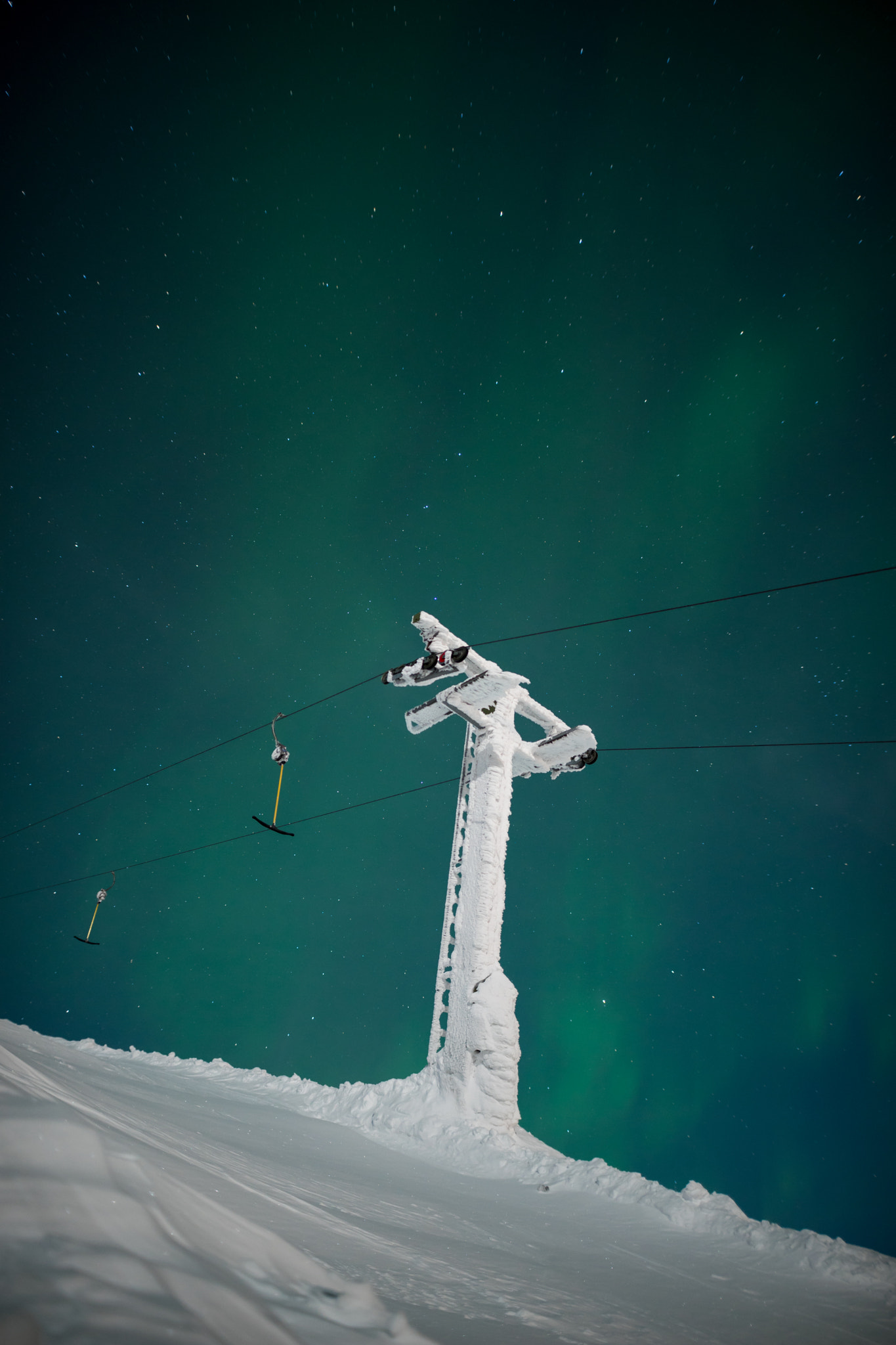 Sony a7 II + Sigma 20mm F1.4 DG HSM Art sample photo. Skiing with aurora borealis photography
