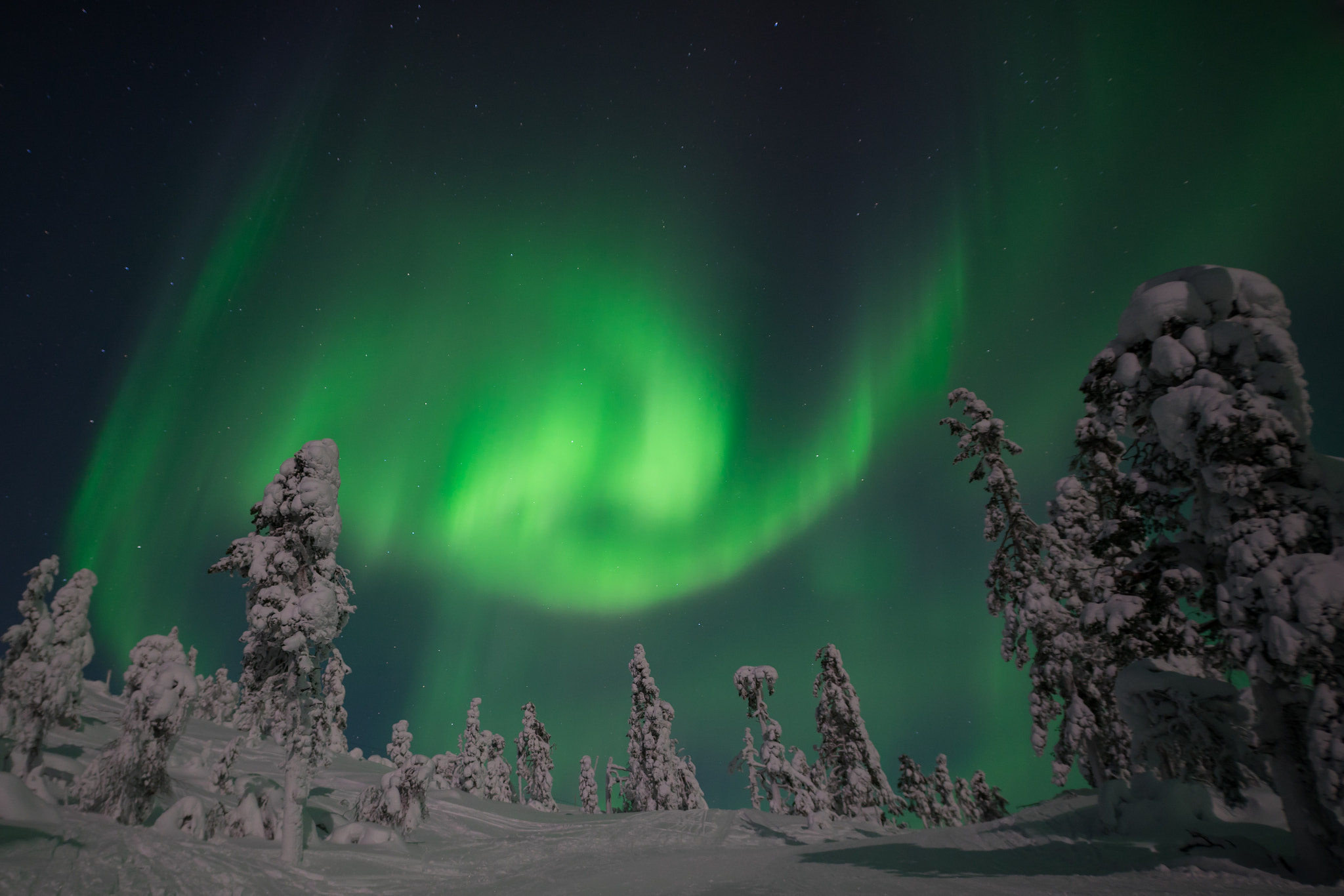 Sony a7 II + Sigma 20mm F1.4 DG HSM Art sample photo. Aurora borealis swirl photography