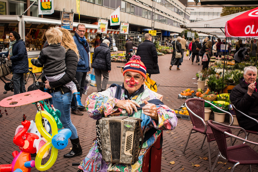 Nikon AF Nikkor 24mm F2.8D sample photo. Marketplace clown photography