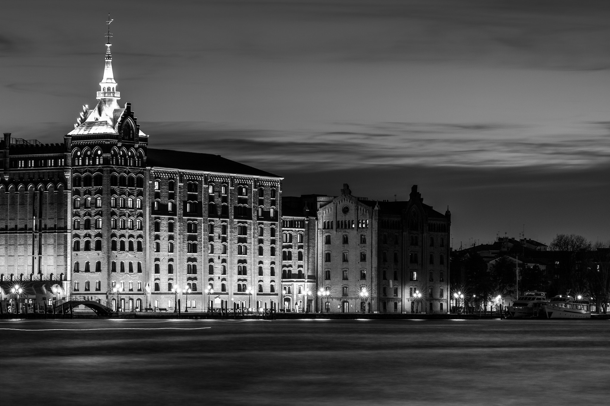 Sigma 70-300mm F4-5.6 APO DG Macro sample photo. Hilton hotel - venice photography