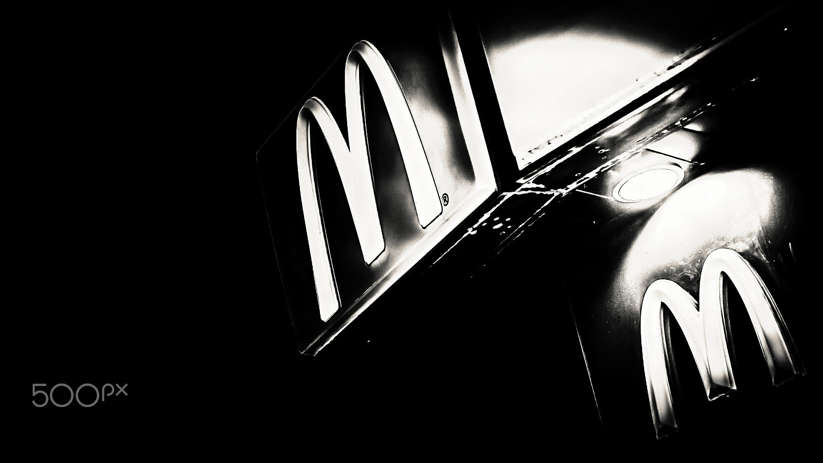 Panasonic Leica DG Nocticron 42.5mm F1.2 ASPH OIS sample photo. An impression of midnight mcdonald's photography