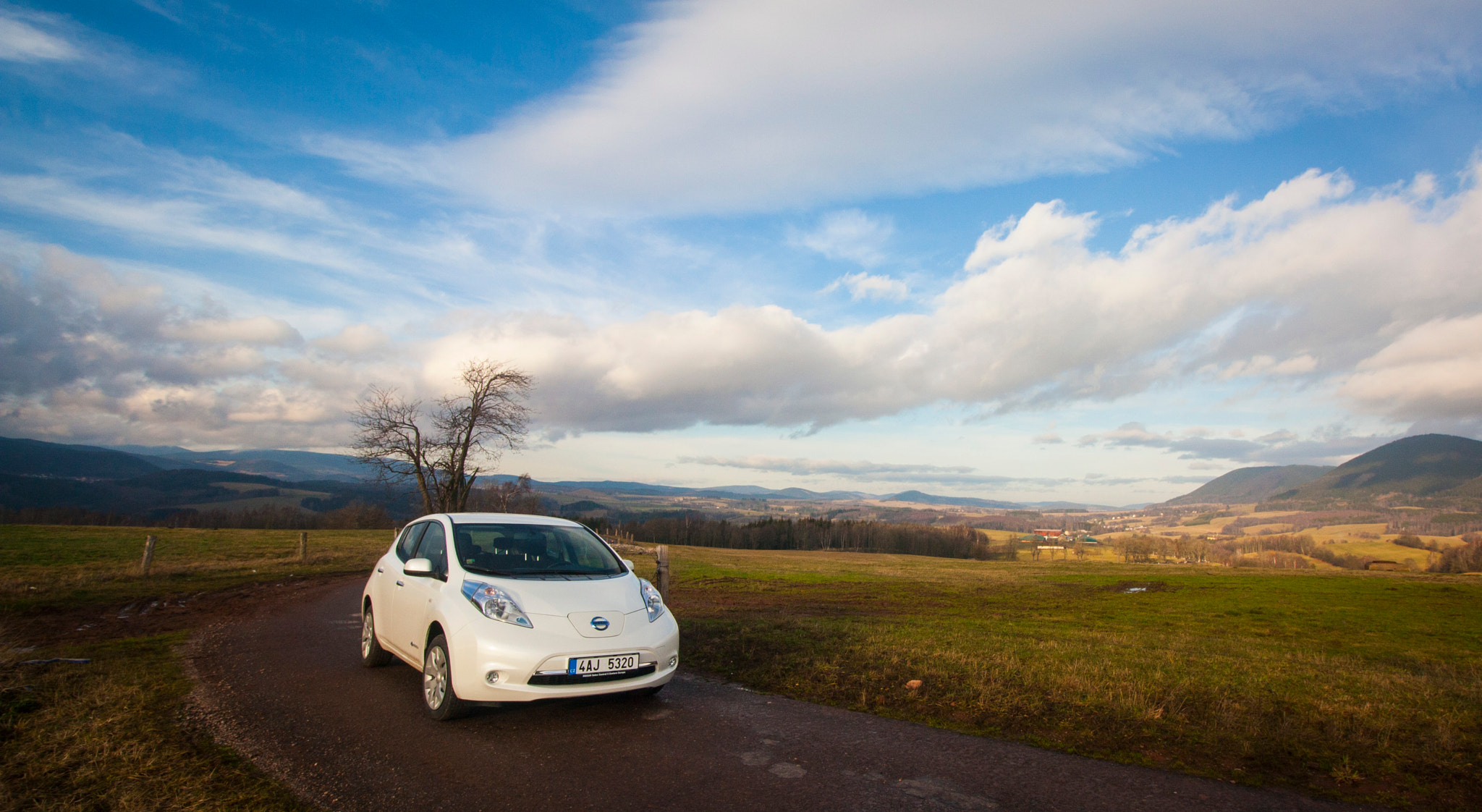 Canon EF-S 10-18mm F4.5–5.6 IS STM sample photo. Nissan leaf on a trip to krkonose photography