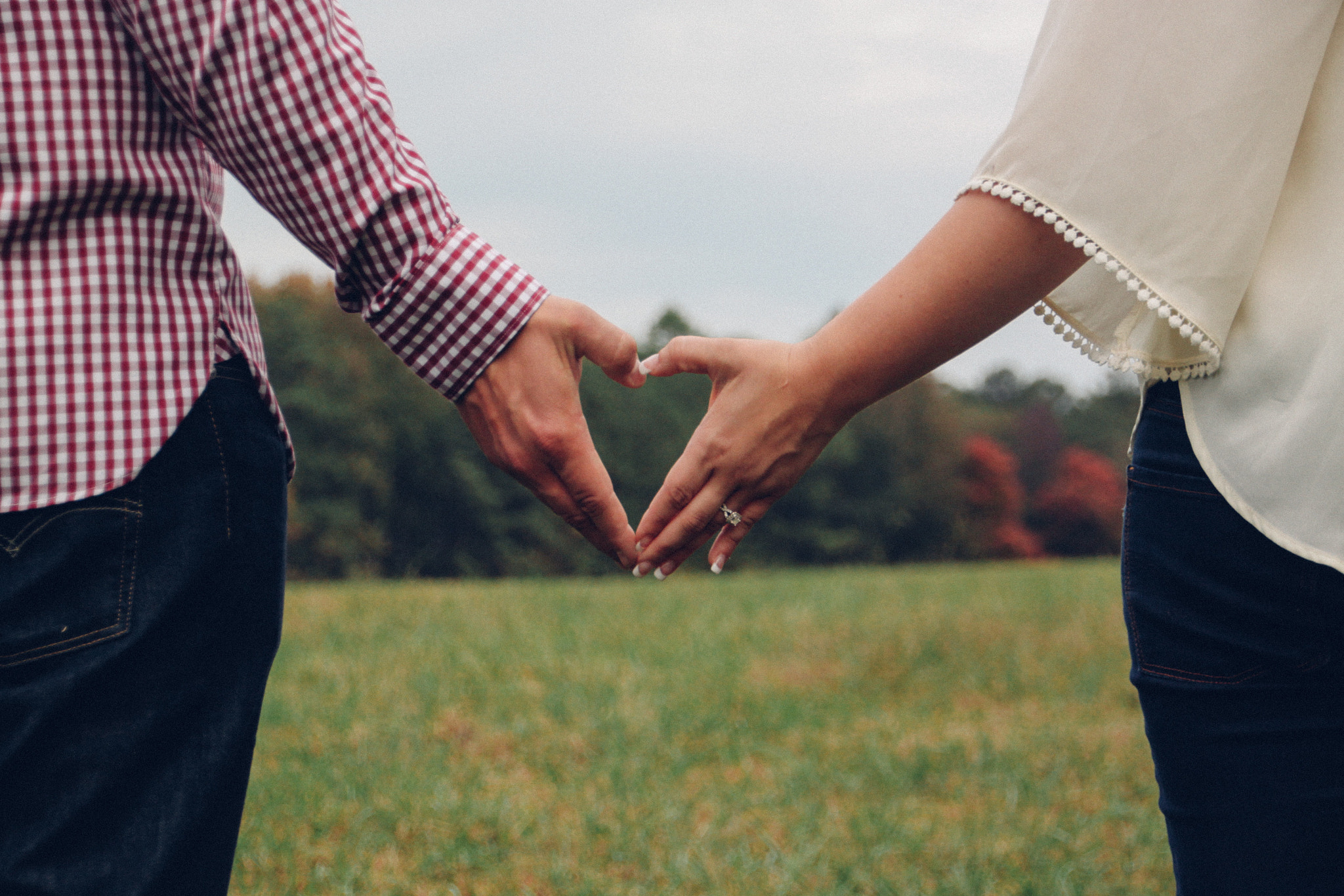 Canon EOS 500D (EOS Rebel T1i / EOS Kiss X3) sample photo. Hands and hearts photography