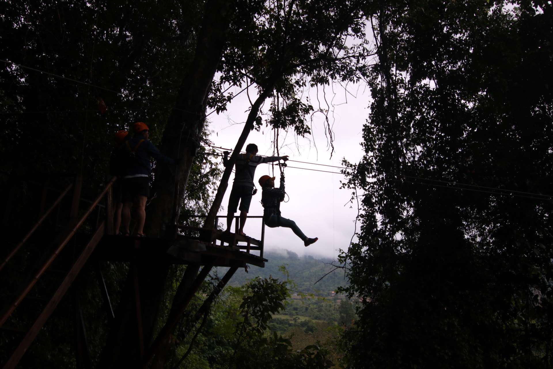 Canon EOS 750D (EOS Rebel T6i / EOS Kiss X8i) + Tokina AT-X Pro 11-16mm F2.8 DX sample photo. Zip line .. laos photography