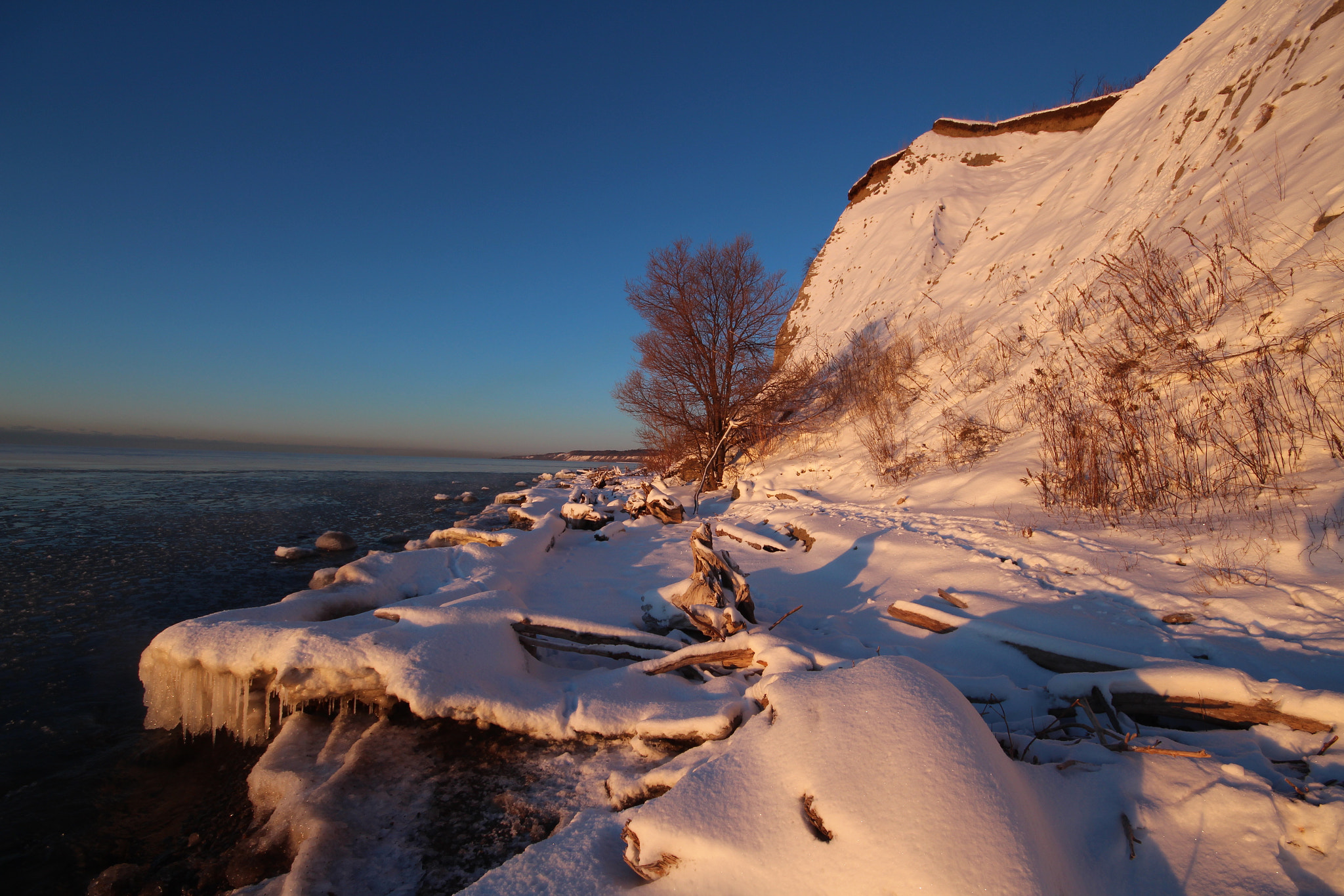 Canon EOS 700D (EOS Rebel T5i / EOS Kiss X7i) + Sigma 10-20mm F4-5.6 EX DC HSM sample photo. Winter shore photography