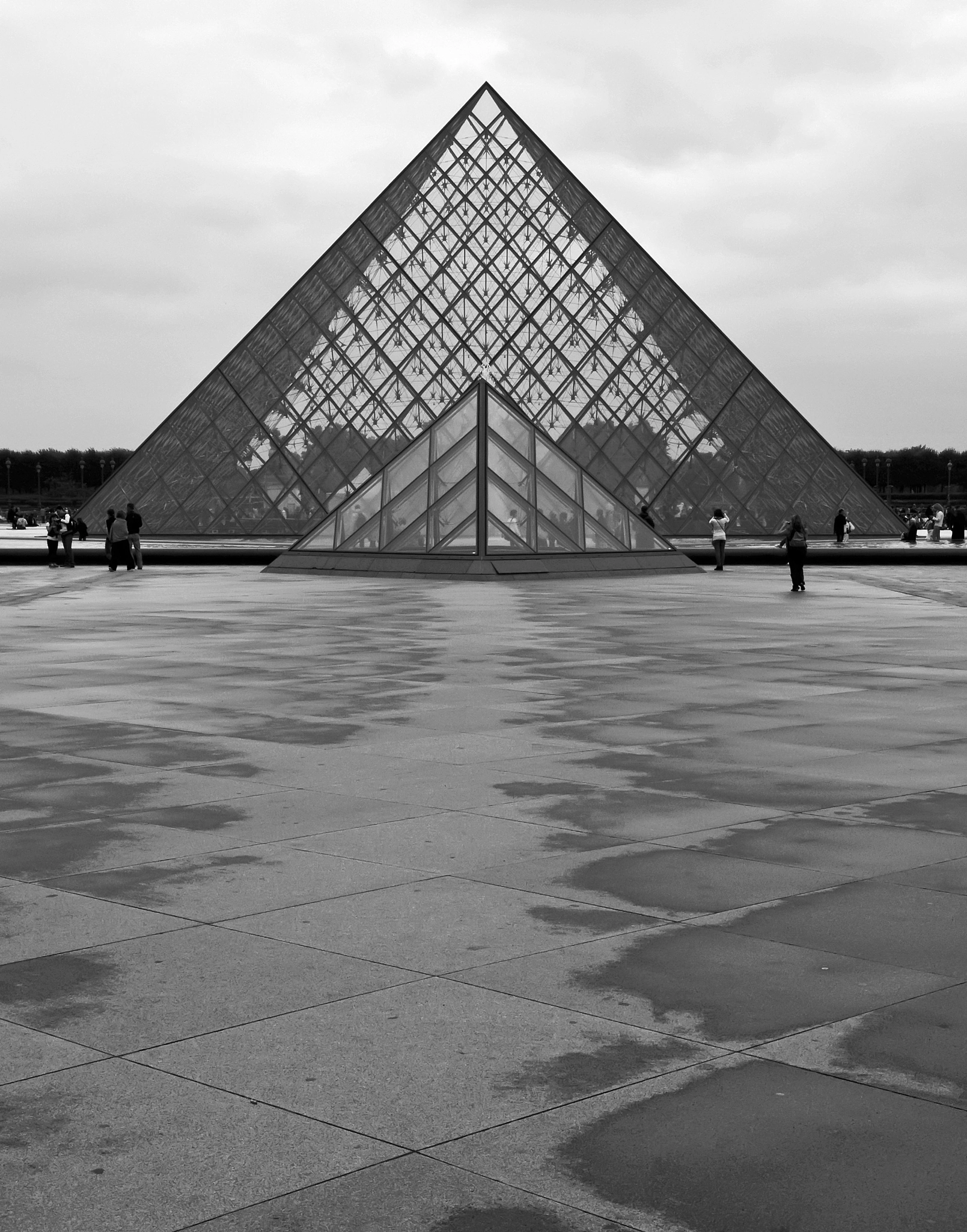 Canon EOS 40D + Canon EF-S 17-55mm F2.8 IS USM sample photo. Pyramids in paris photography