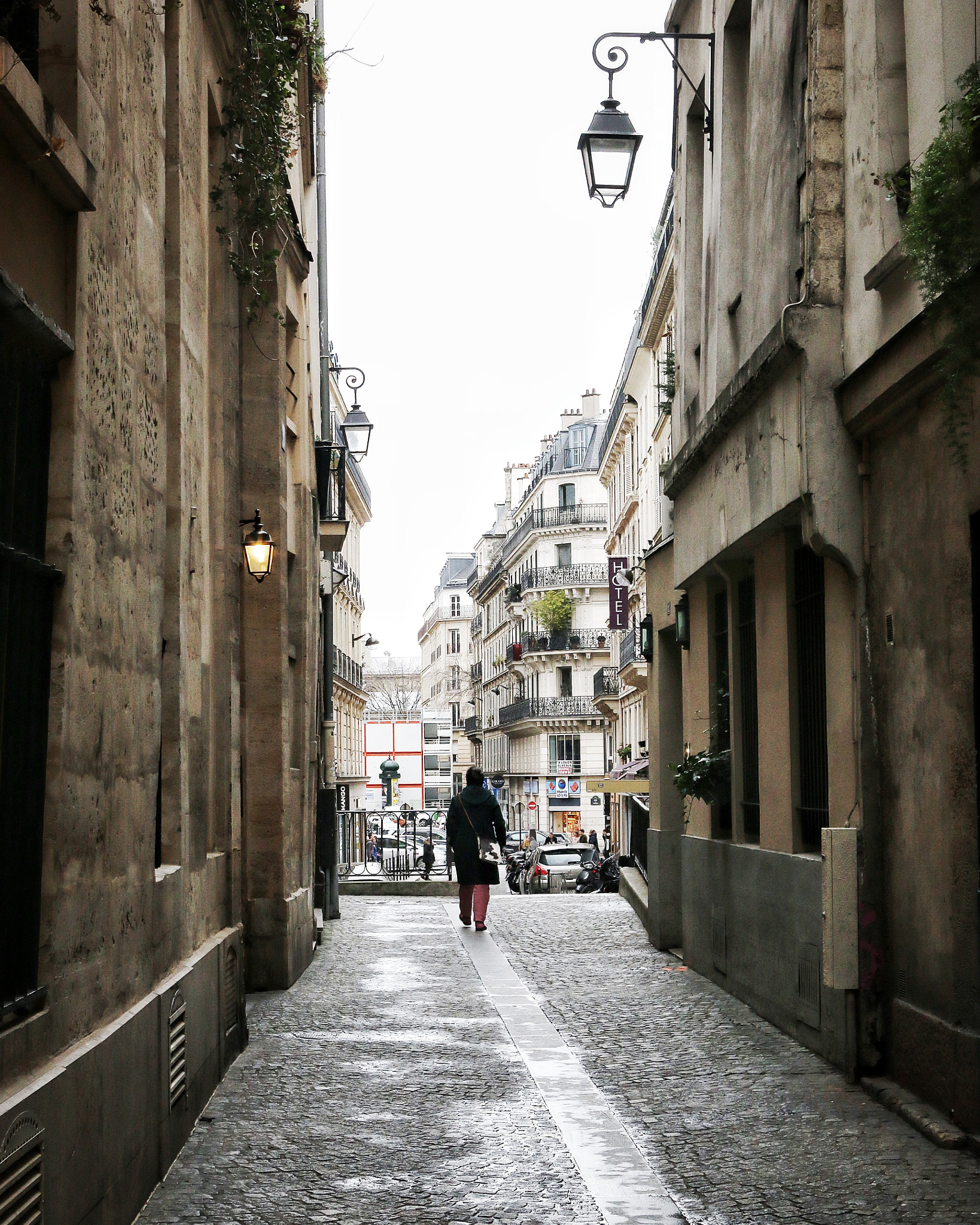 Canon EF 35mm F2 IS USM sample photo. Rue saint bon (paris, france) photography