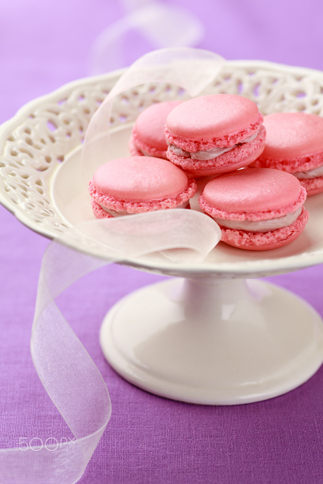 Canon EOS 5D Mark II + Sigma 105mm F2.8 EX DG Macro sample photo. Pink macarons in a box photography