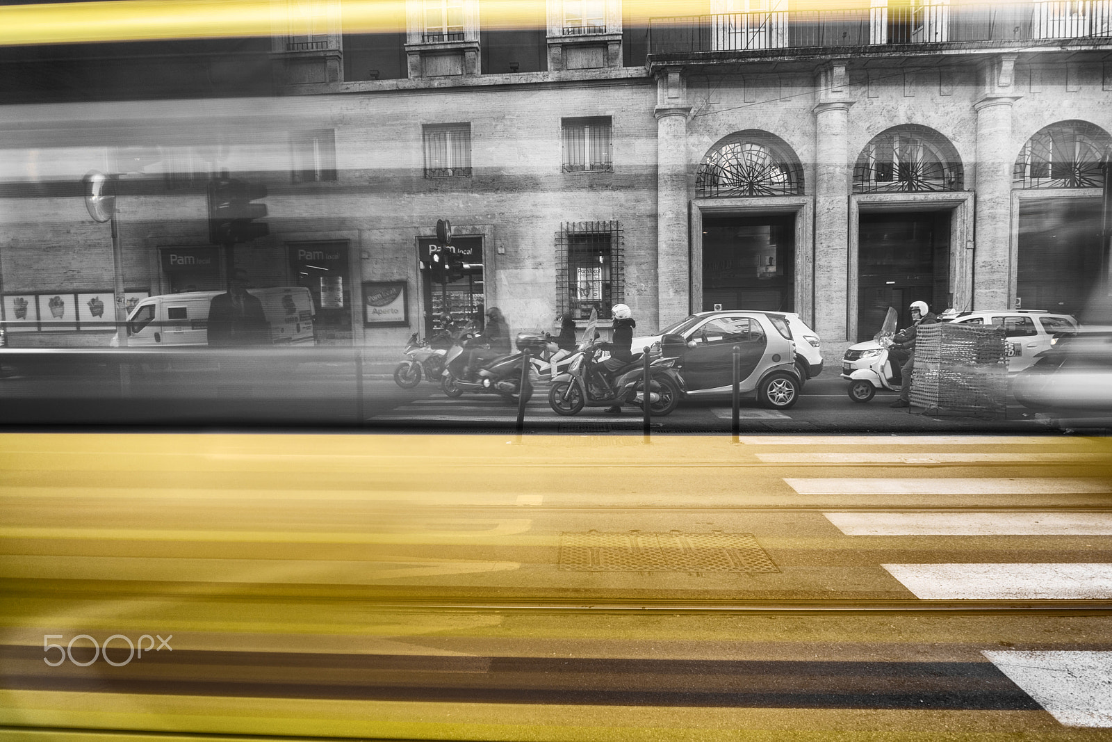 FE 21mm F2.8 sample photo. Yellow street photography
