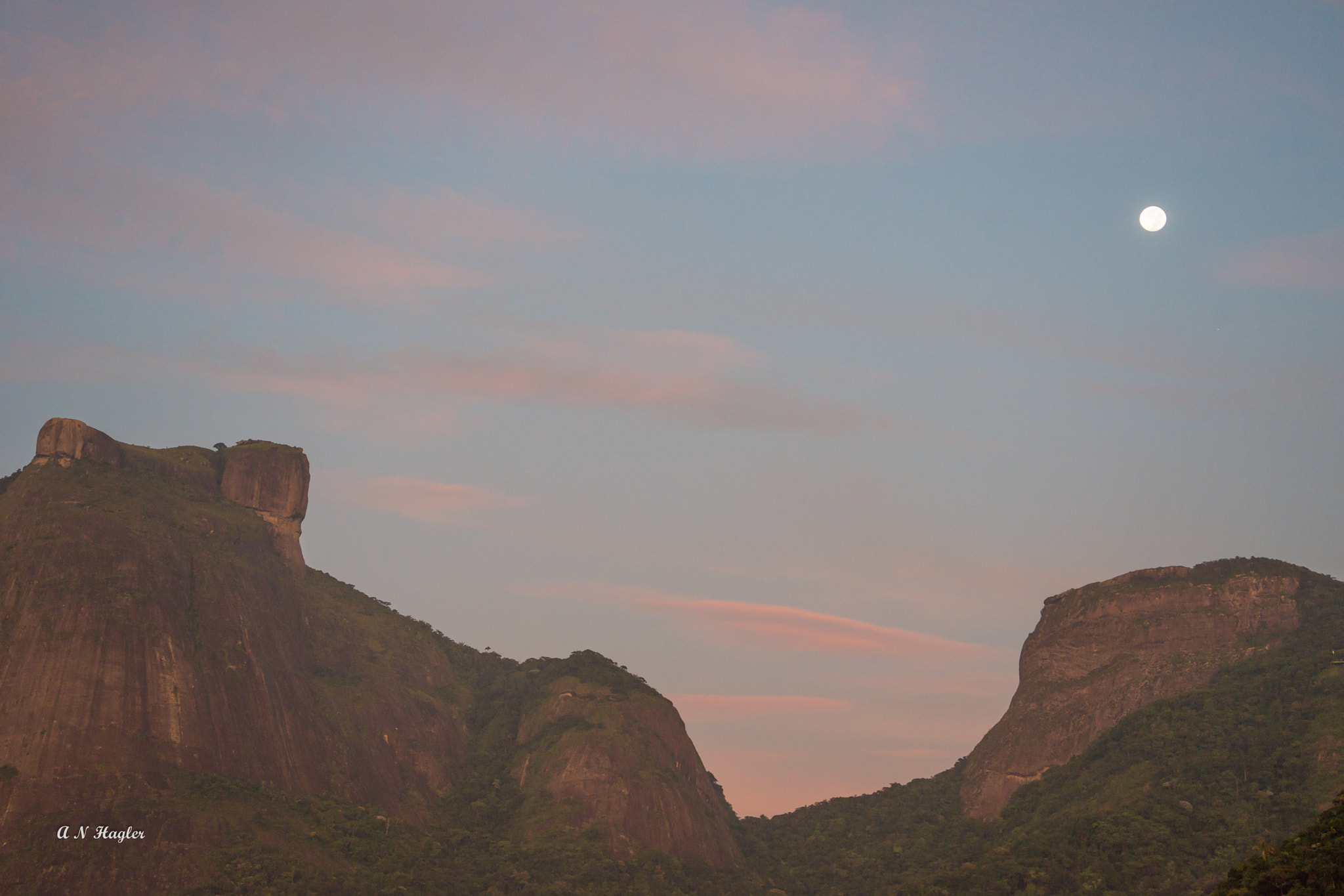 Sony 70-300mm F4.5-5.6 G SSM sample photo. Sunrise full moon over pedra bonita photography