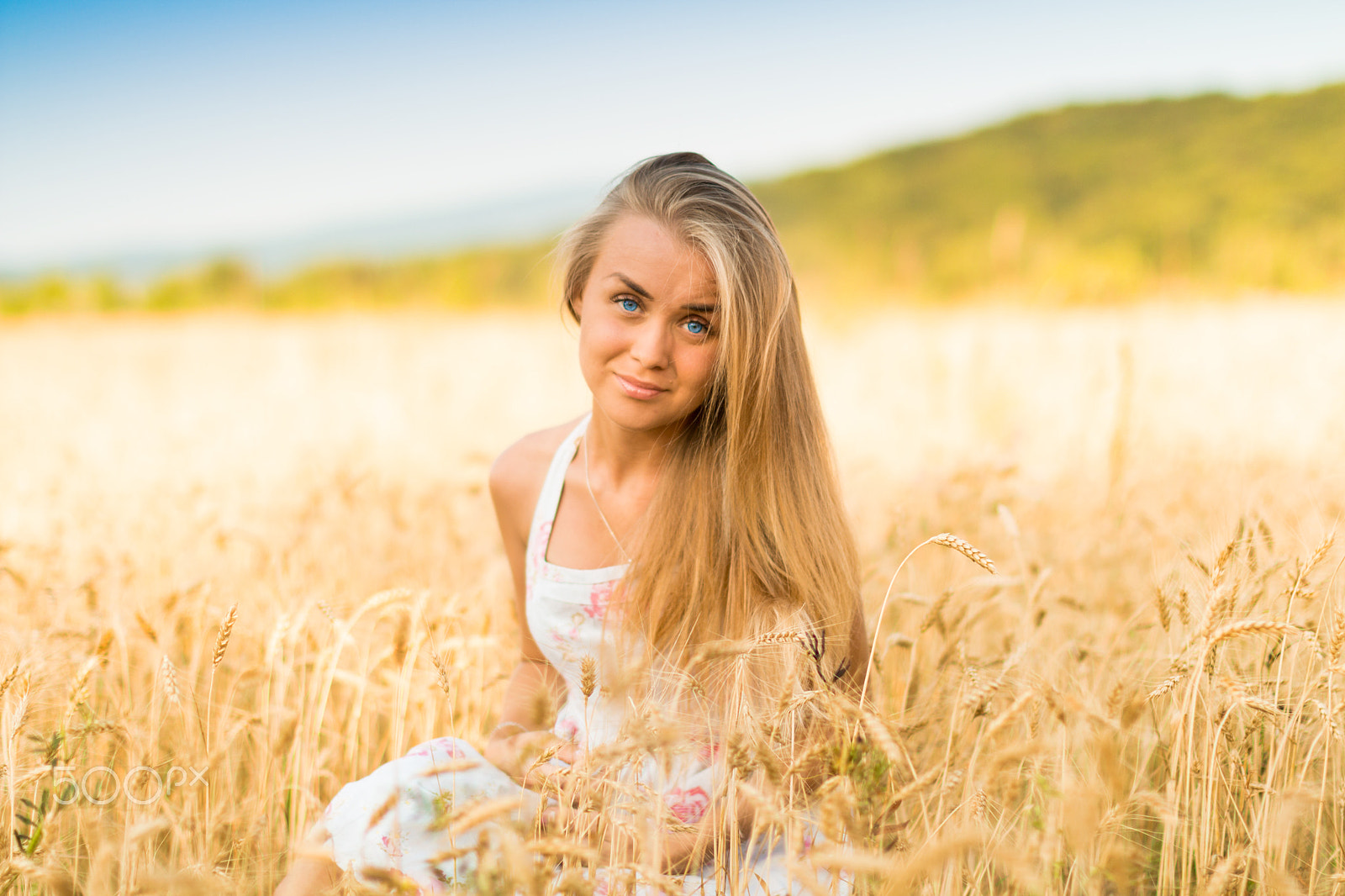 Canon EOS 700D (EOS Rebel T5i / EOS Kiss X7i) + Canon EF 50mm F1.2L USM sample photo. Girl in rye field photography